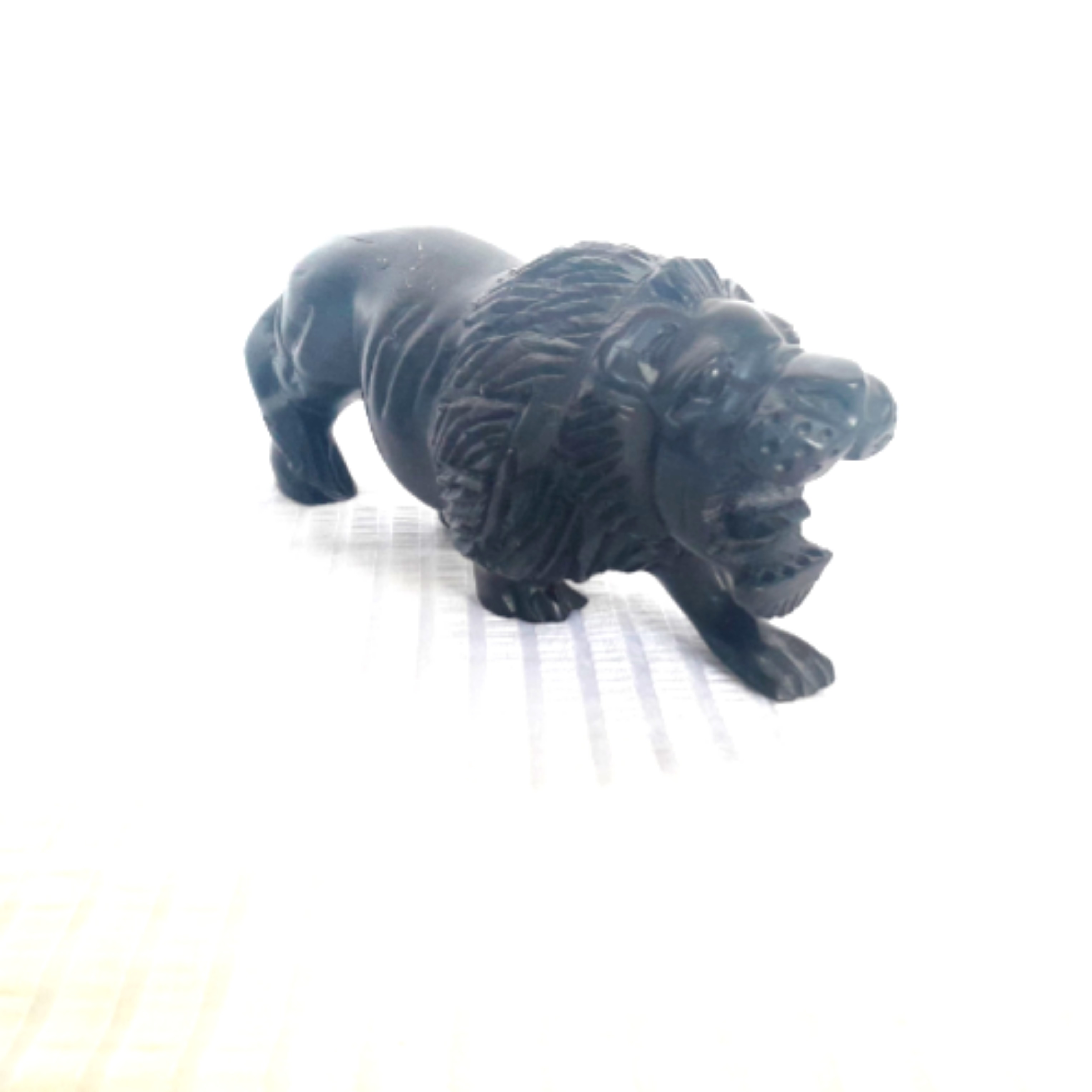 LION, sculpture en bois foncé - Photo 1
