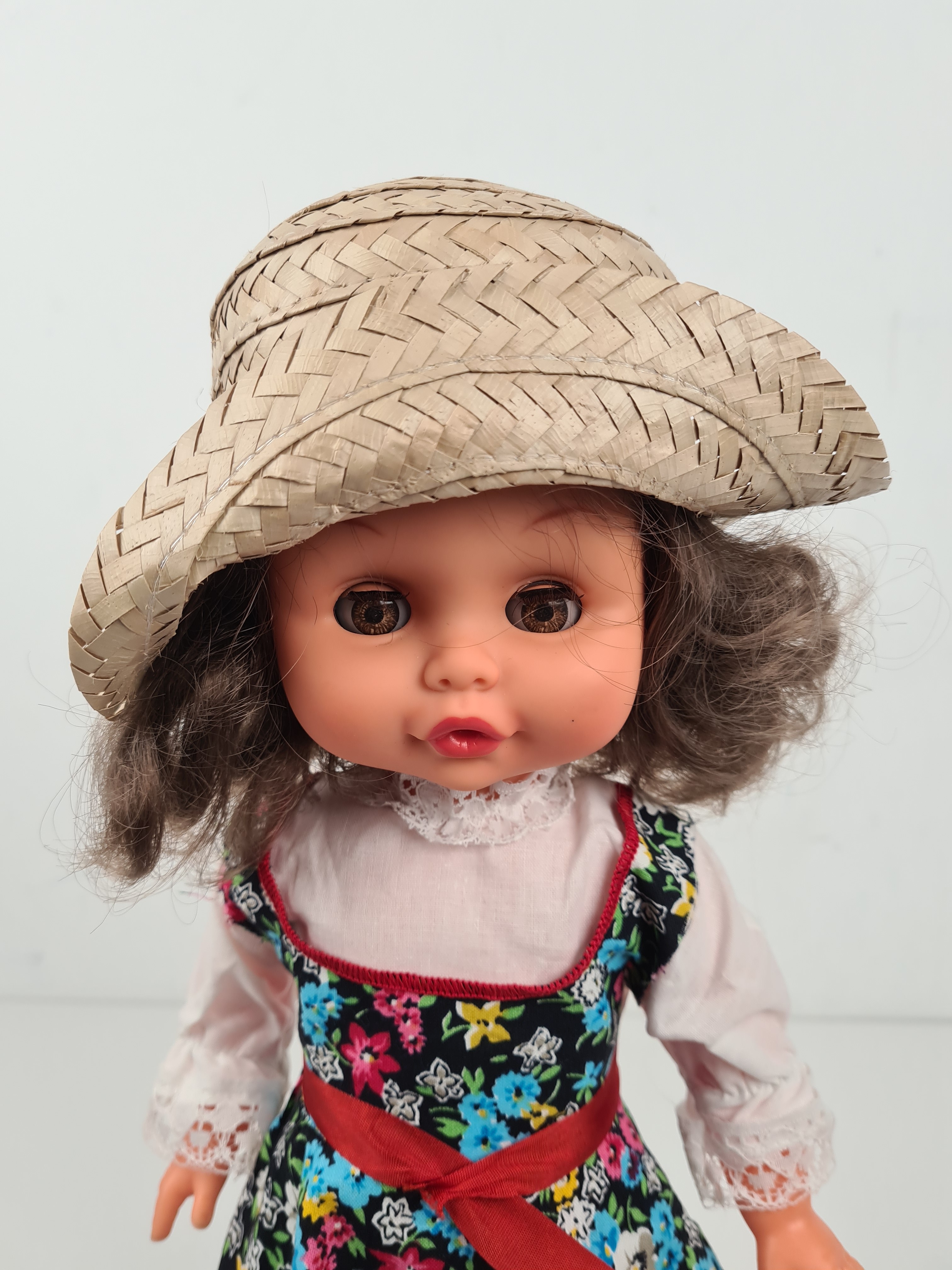 Voir photo 10 de Poupée Vintage - MINIFON Italy Patent + 2 disc robe fleuré chapeau en pille - 44 cm Poupée Vintage - MINIFON Italy Patent + 2 disc robe fleuré chapeau en pille - 44 cm Bon état - Vue 10 -
