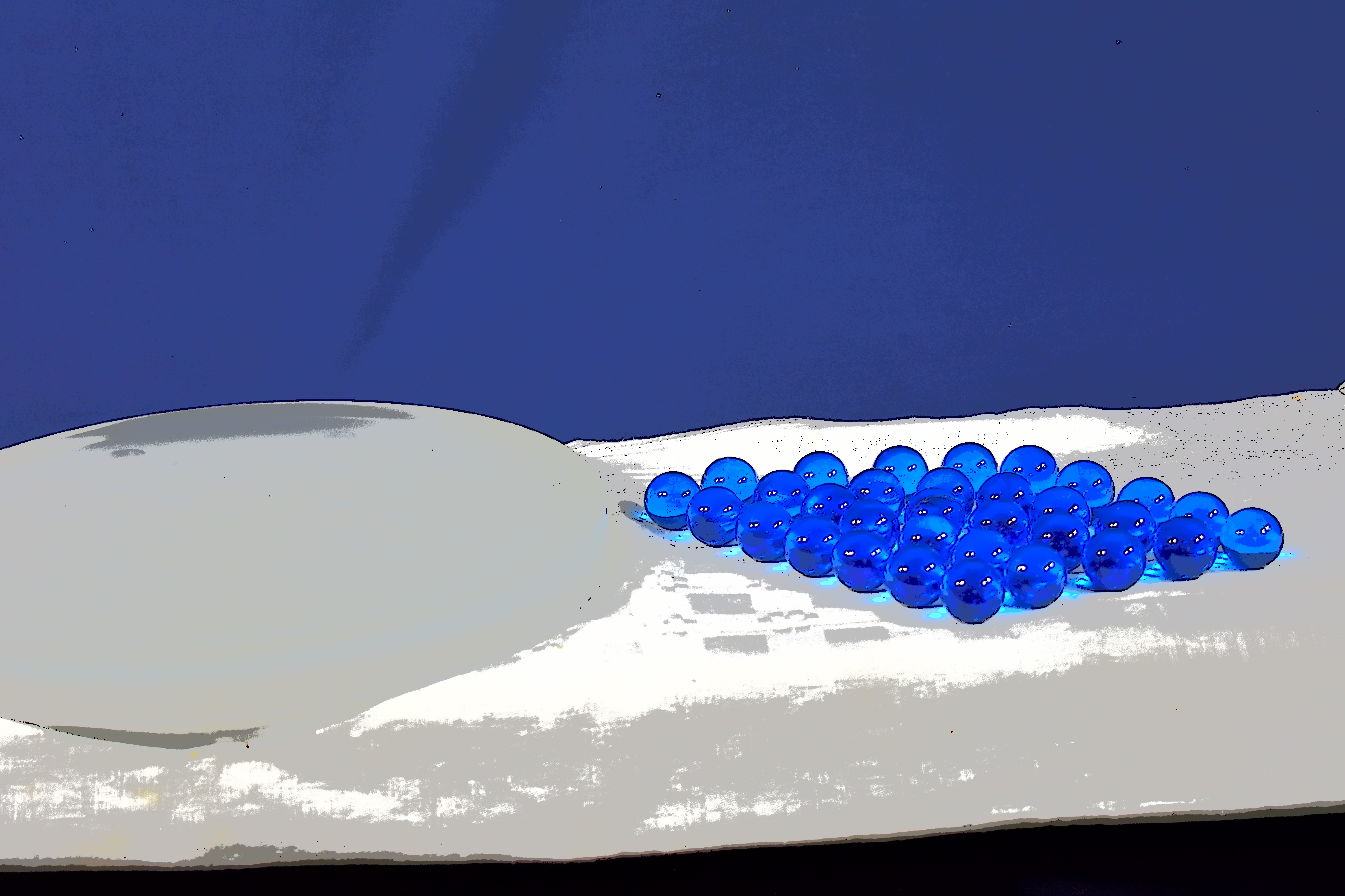 Solitaire en verre translucide avec billes en verre bleu, diamètre 30 cm. Bon état - Vue 6 - 