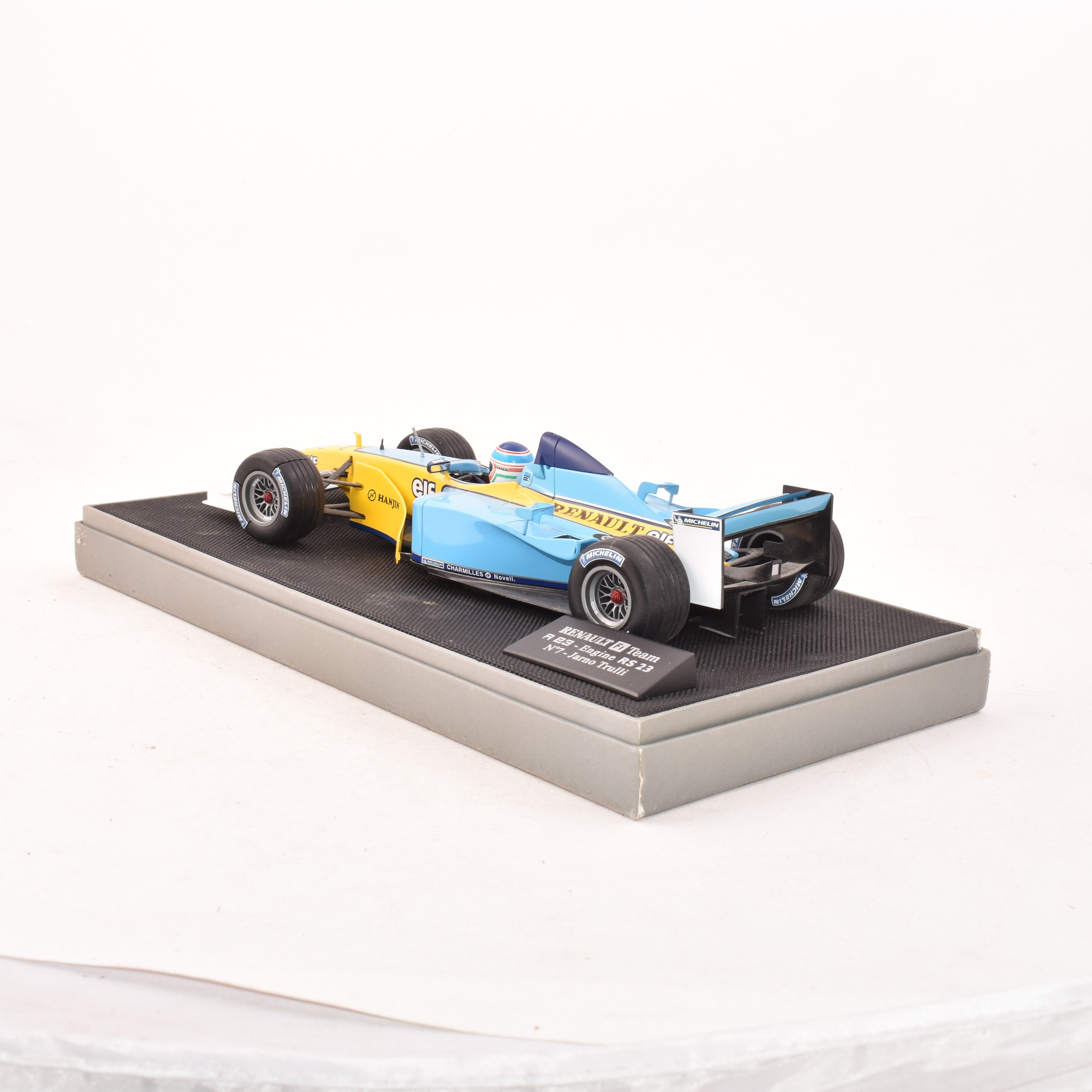 Voir photo 6 de Modèle R23 – Saison 2003 - de collection Renault F1 Team R23 - 1/18 – Jarno Trulli – N°7 Modèle R23 – Saison 2003 - de collection Renault F1 Team R23 - 1/18 – Jarno Trulli – N°7 Très bon état - Vue 6 -