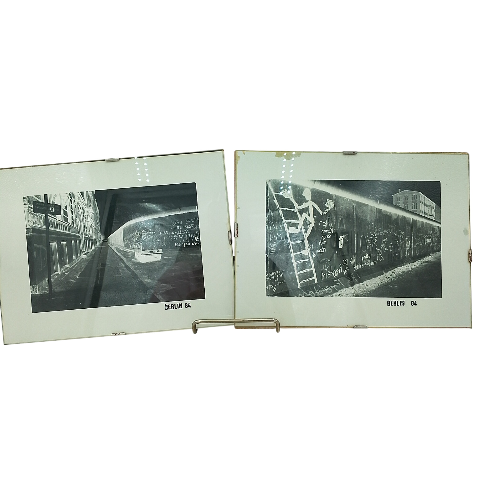 Lot de deux photos du Mur de Berlin (1984) Bon état -  reconditionné disponible sur Label Emmaüs