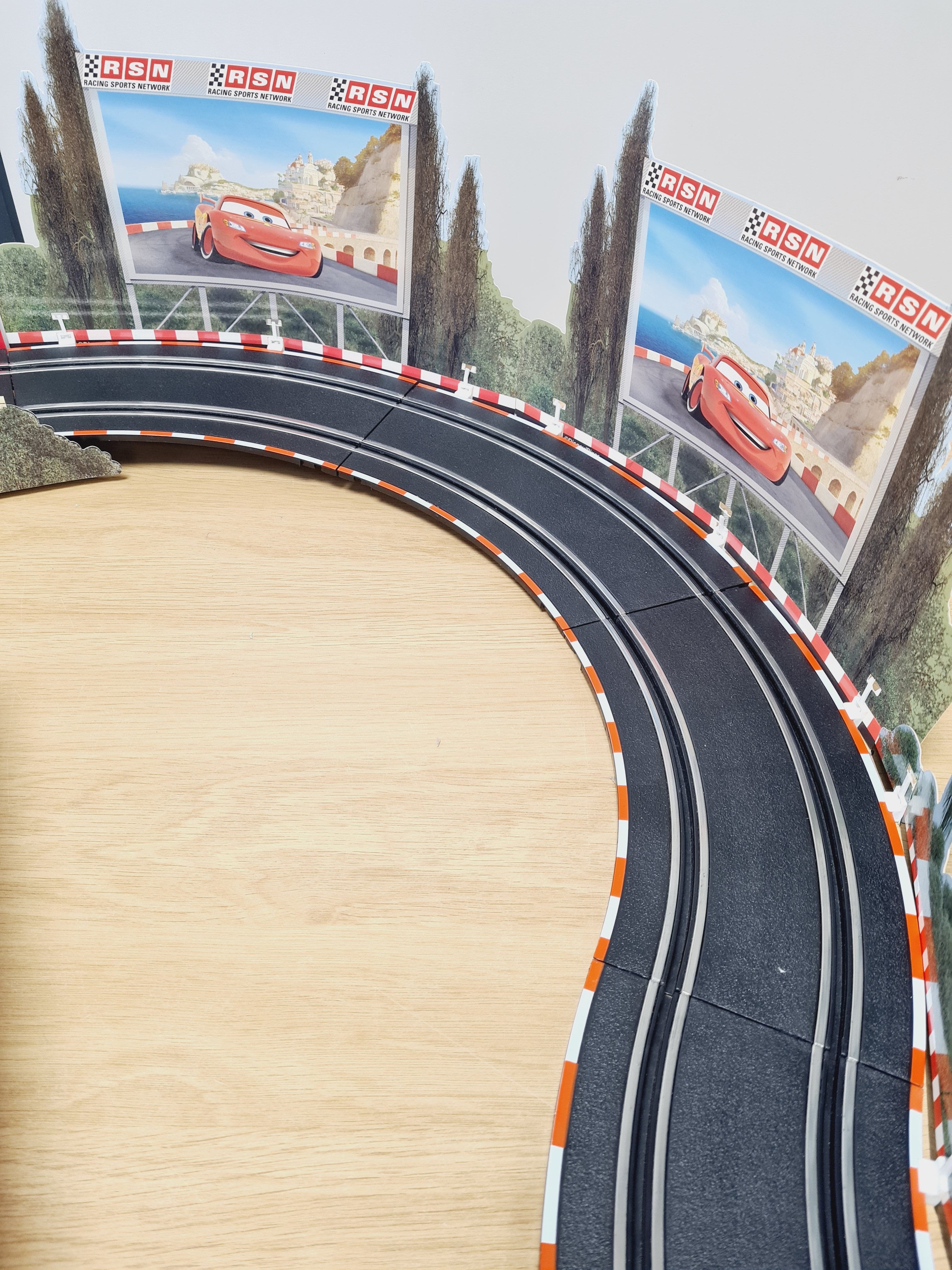 Circuit Carrera Go Cars réf 62238 - Disney Pixar - Porto Corsa Racing - 1/43- 6 ans + Bon état - Vue 10 - 