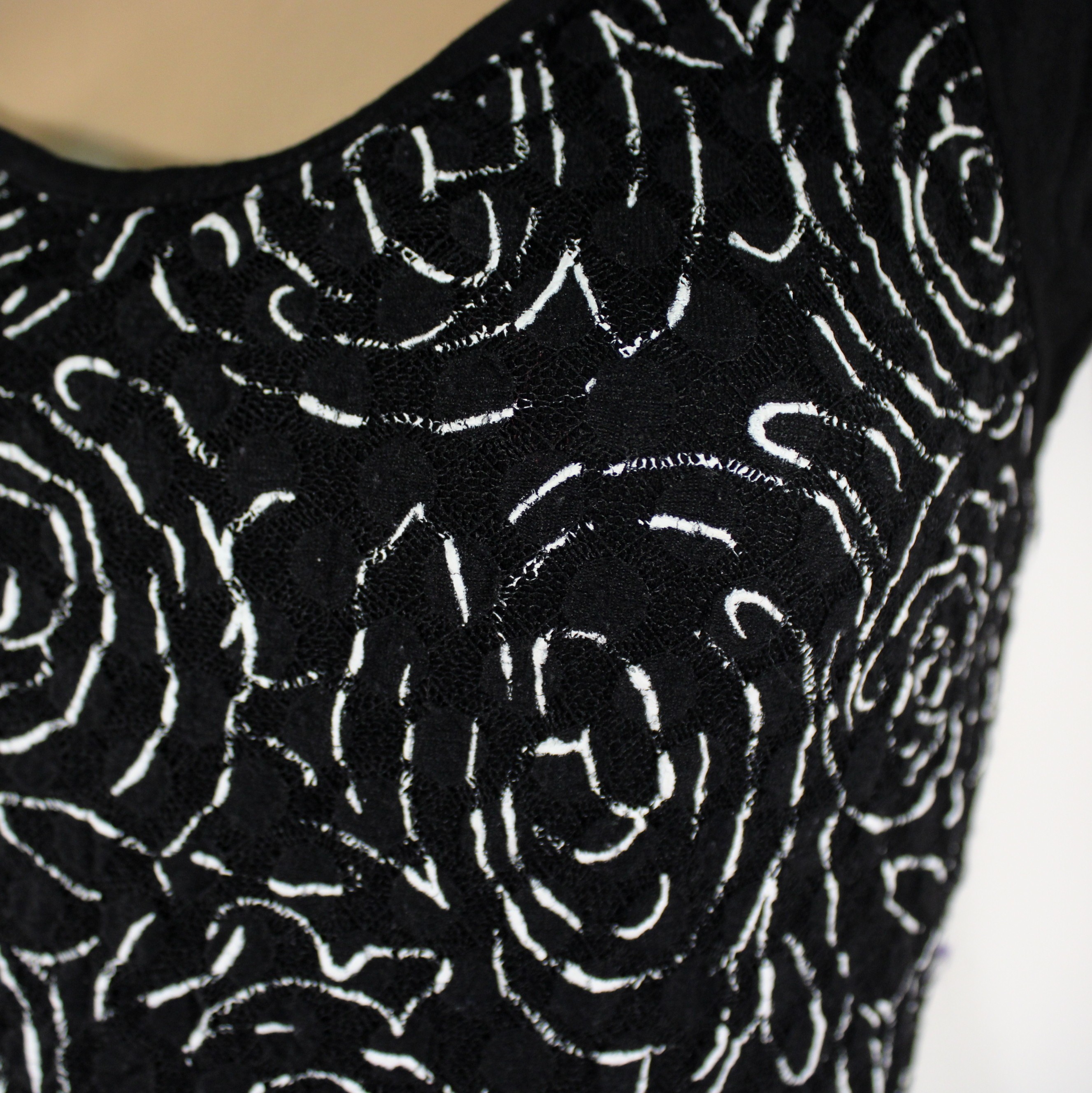 Voir photo 5 de Robe Noire Fleuris Blanc JUS D'ORANGE Taille Estimée S Robe Noire Fleuris Blanc JUS D'ORANGE Taille Estimée S Très bon état - Vue 5 -