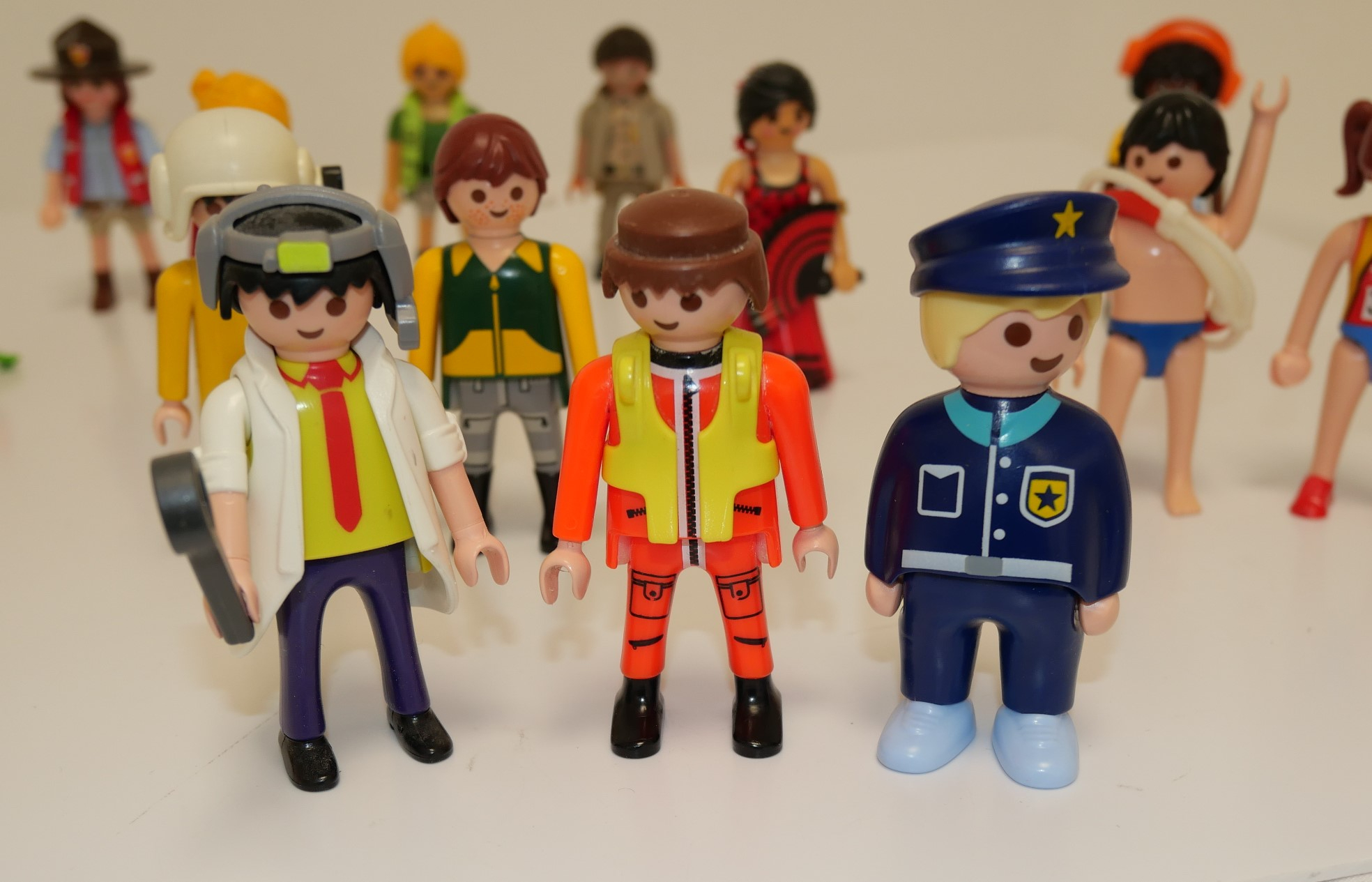 Voir photo 2 de Lot de 17 personnages Playmobil GEOBRA Lot de 17 personnages Playmobil GEOBRA Bon état - Vue 2 -