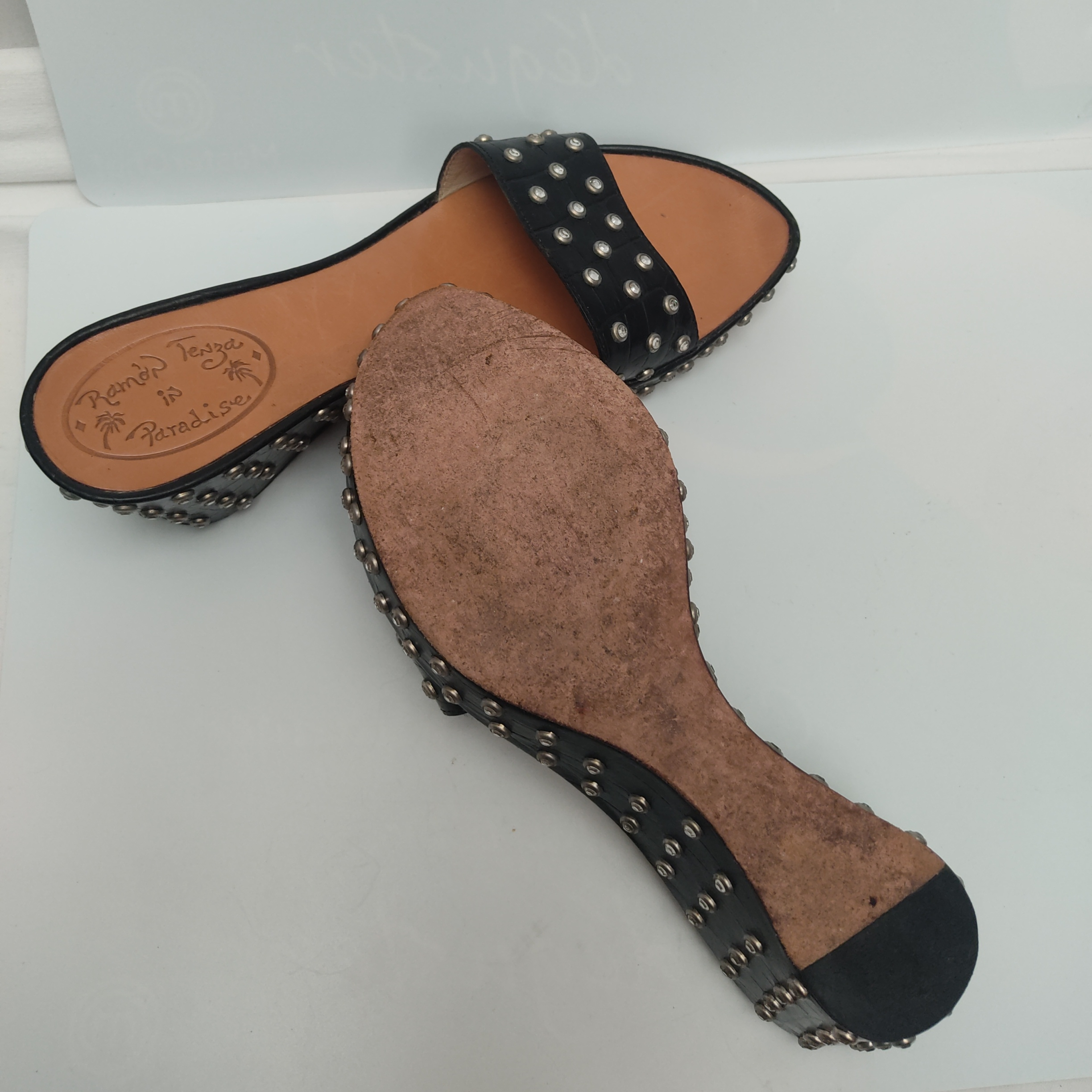 Mules à talon noir avec incrustation de perles. Hauteur talon 6 cm - Photo 2