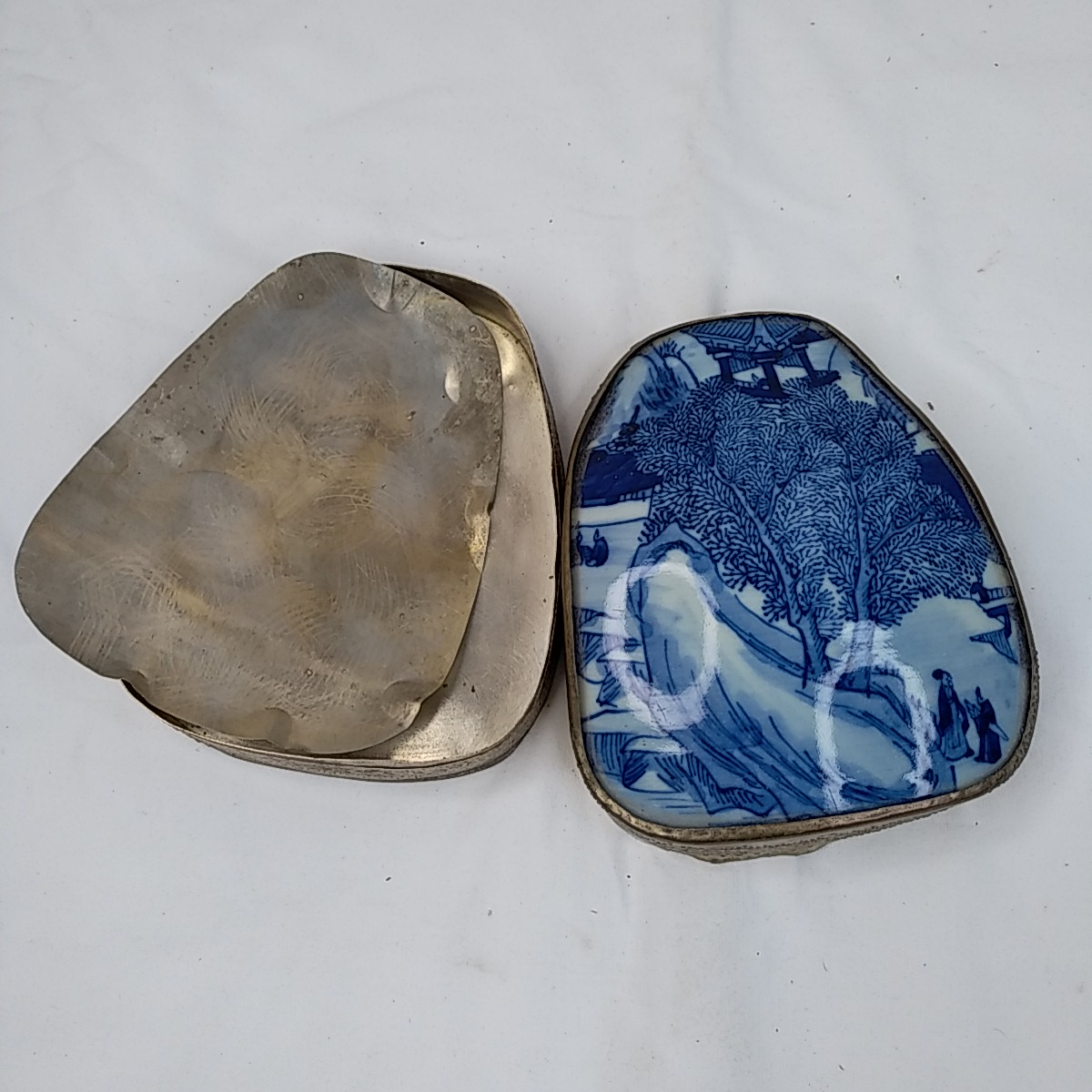 Boite en métal et porcelaine - Photo 2