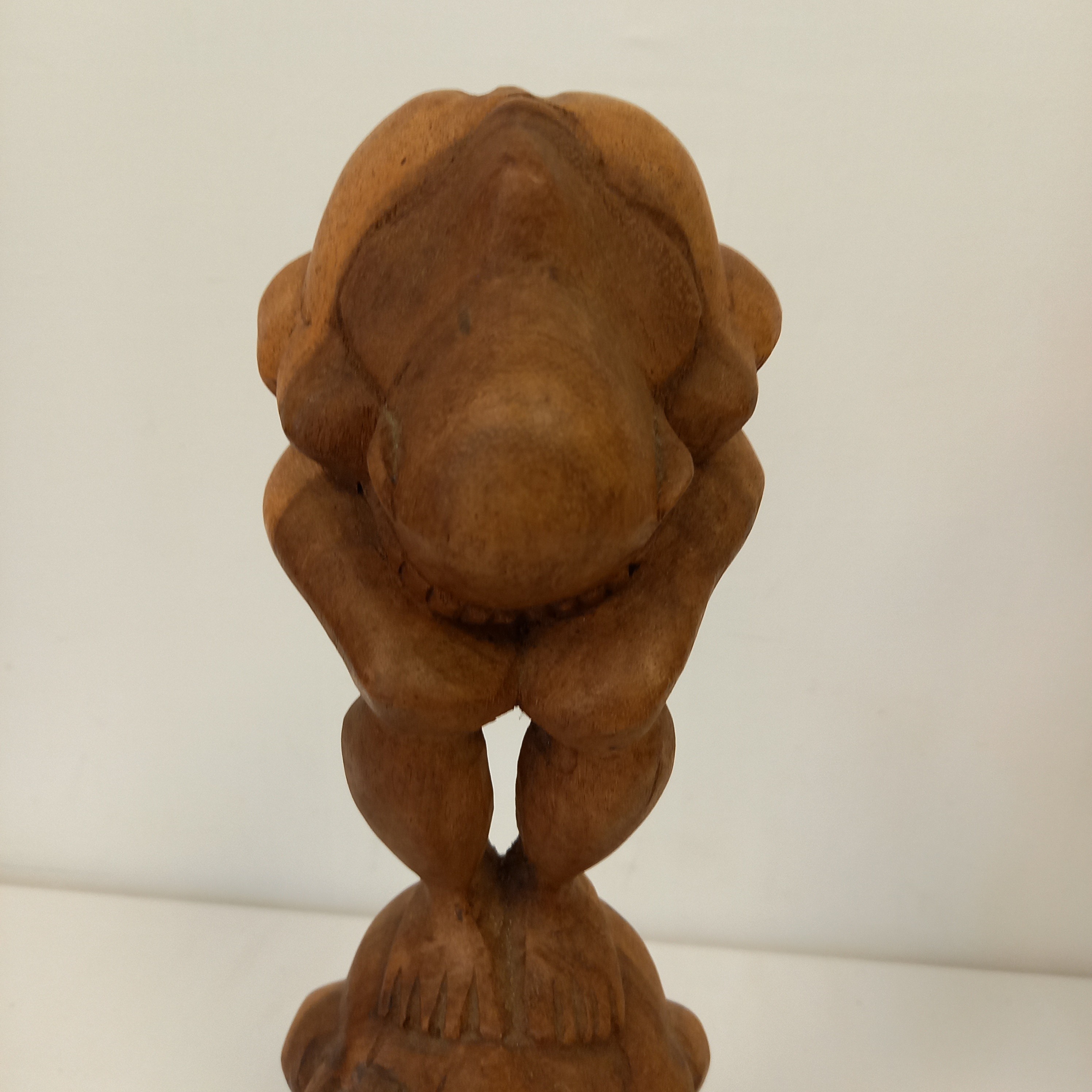 Sculpture totem en bois sculpté à la main 3 hommes accroupis les uns sur les autres - Photo 3