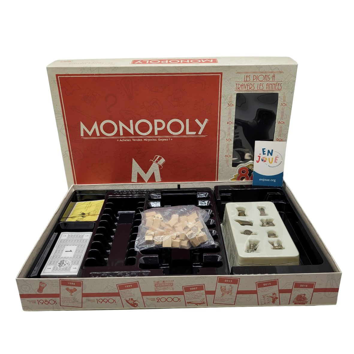 Voir photo 2 de Jeu de société - Monopoly 80 Ans édition spéciale 1935 - 2015 - Hasbro Gaming - Dès 8 ans. Jeu de société - Monopoly 80 Ans édition spéciale 1935 - 2015 - Hasbro Gaming - Dès 8 ans. - Vue 2 -