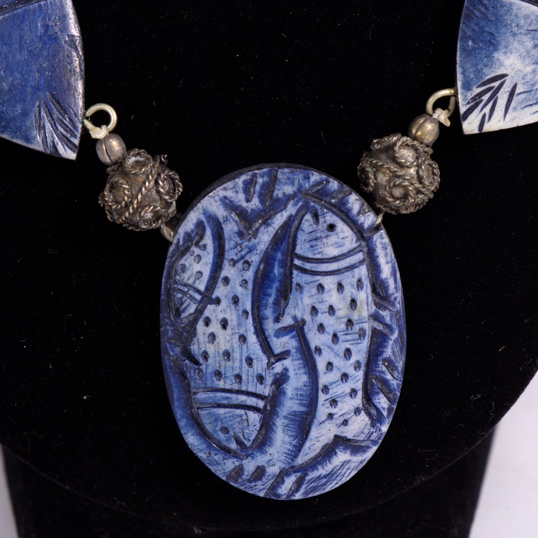 Voir photo 3 de Collier en os teint bleu Collier en os teint bleu - Vue 3 -
