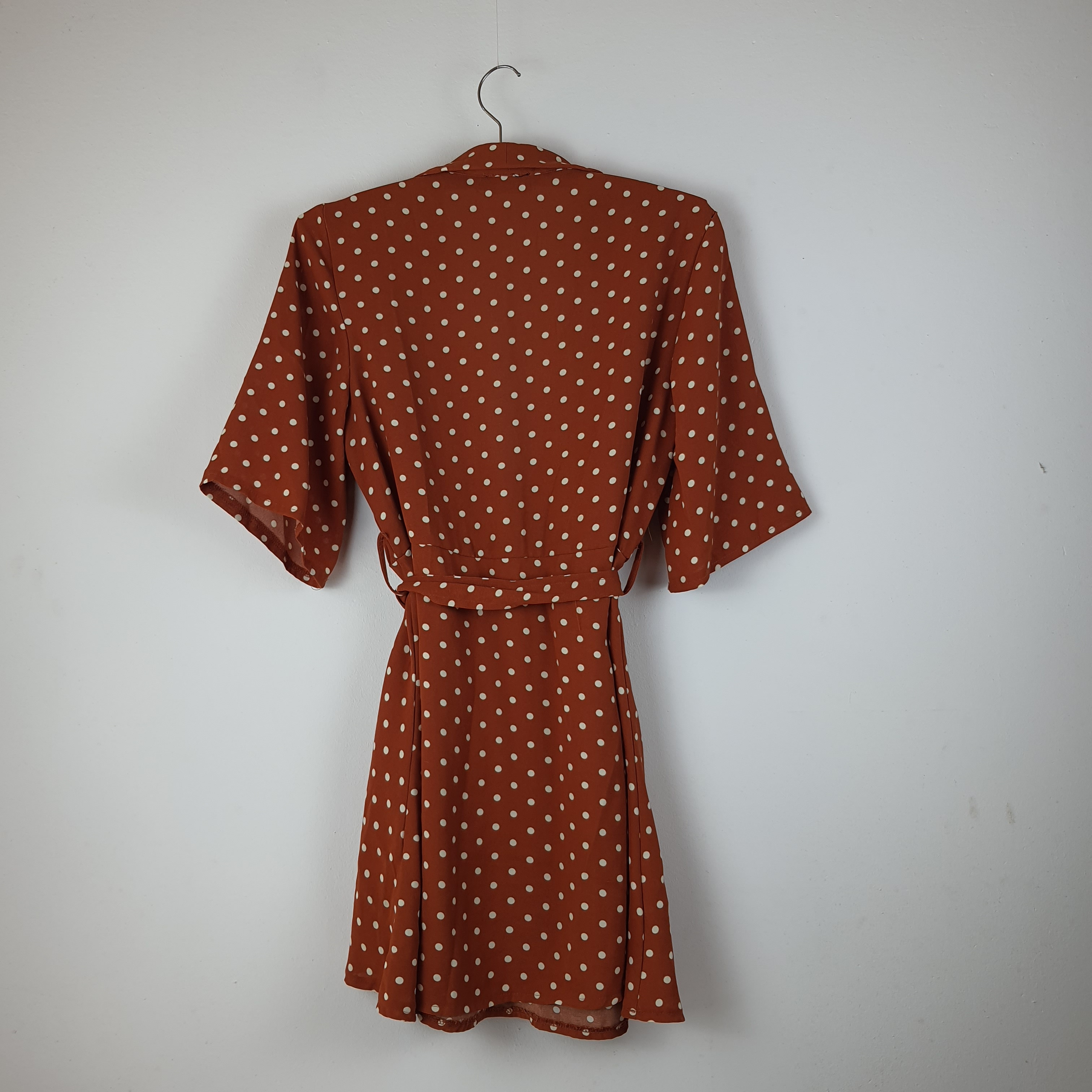 Robe femme courte ceinturée- rouille à pois blancs - Pretty Little Thing -34 Très bon état - Vue 2 - 