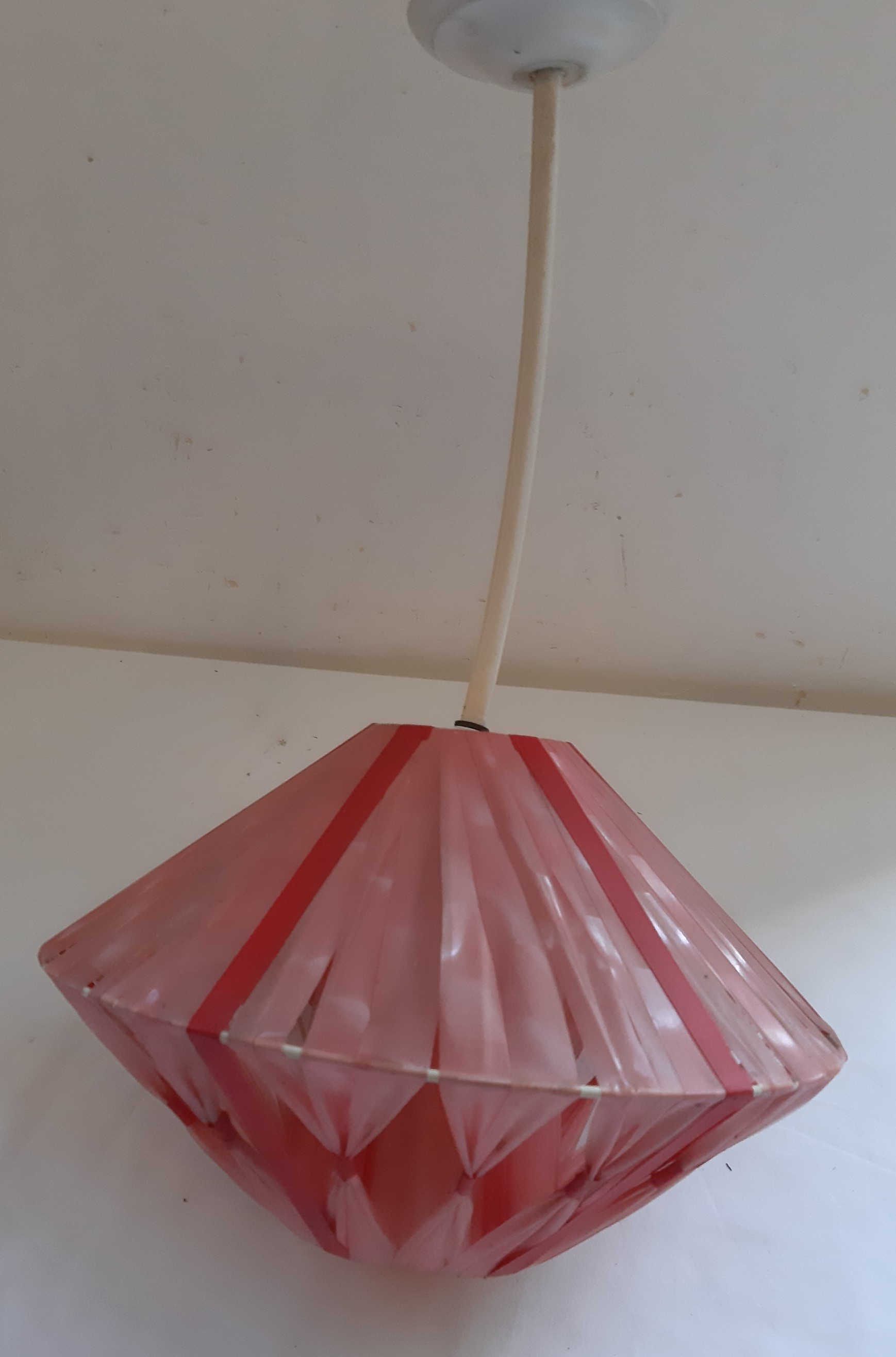 Acheter Ancienne suspension des années 60, abat-jour Rubans colorés rose, vintage - 28,00 € Ancienne suspension des années 60, abat-jour Rubans colorés rose, vintage - reconditionné disponible sur Label Emmaüs