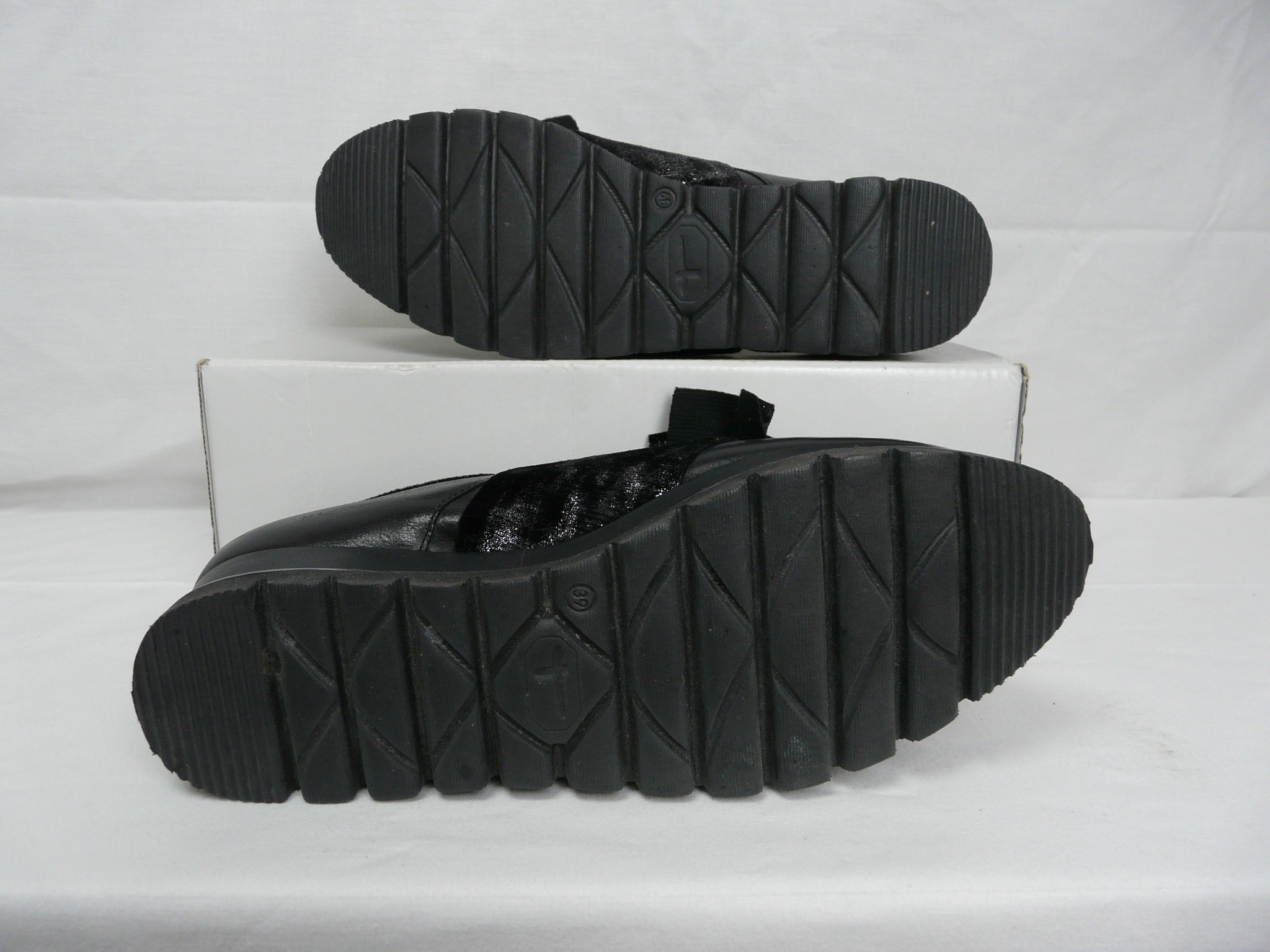 Voir photo 6 de C147 - Chaussures de ville en cuir - Tamaris - Pointure 39 C147 - Chaussures de ville en cuir - Tamaris - Pointure 39 Très bon état - Vue 6 -