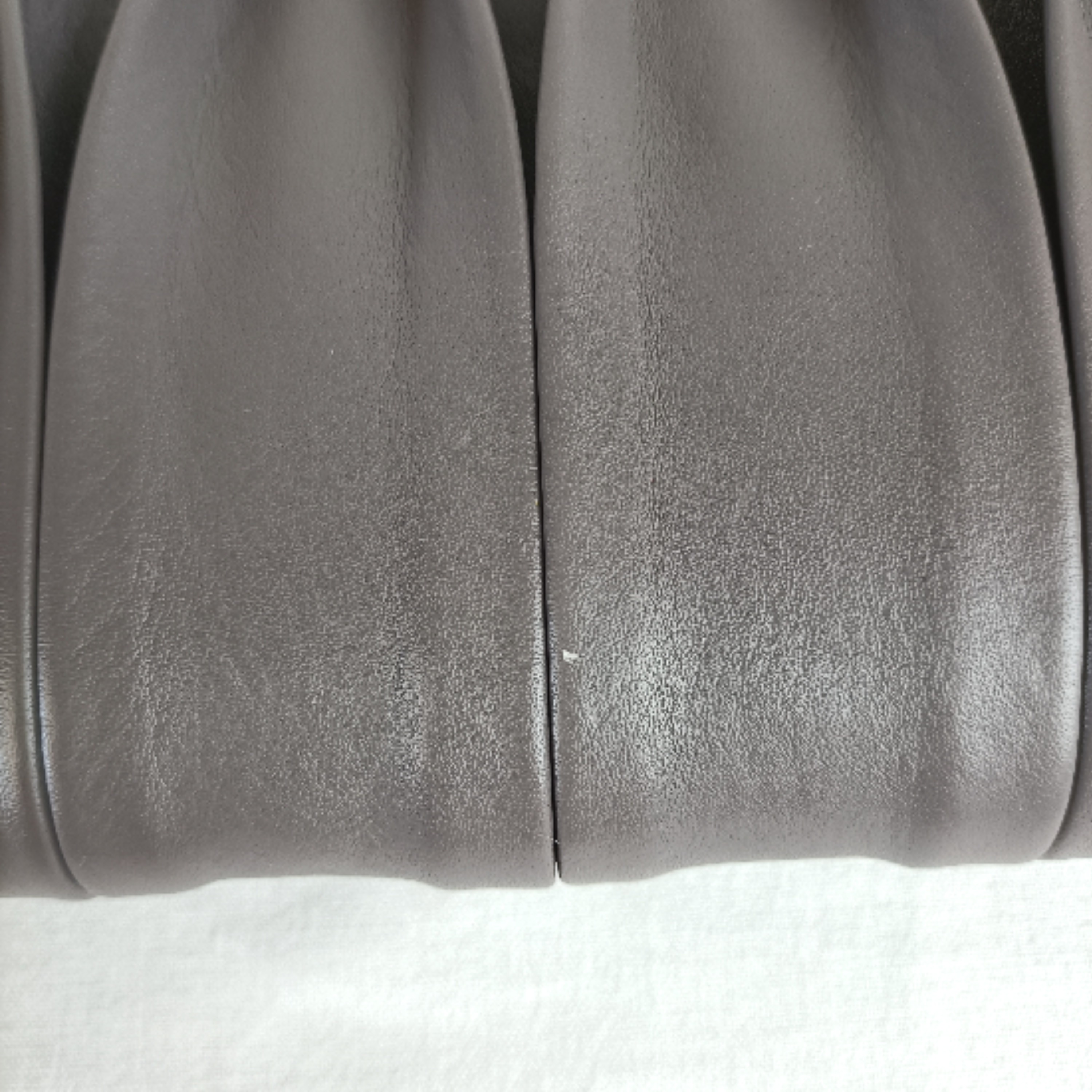 Sac bandoulière en cuir de vachette gris taupe - Un jour ailleurs - Photo 11