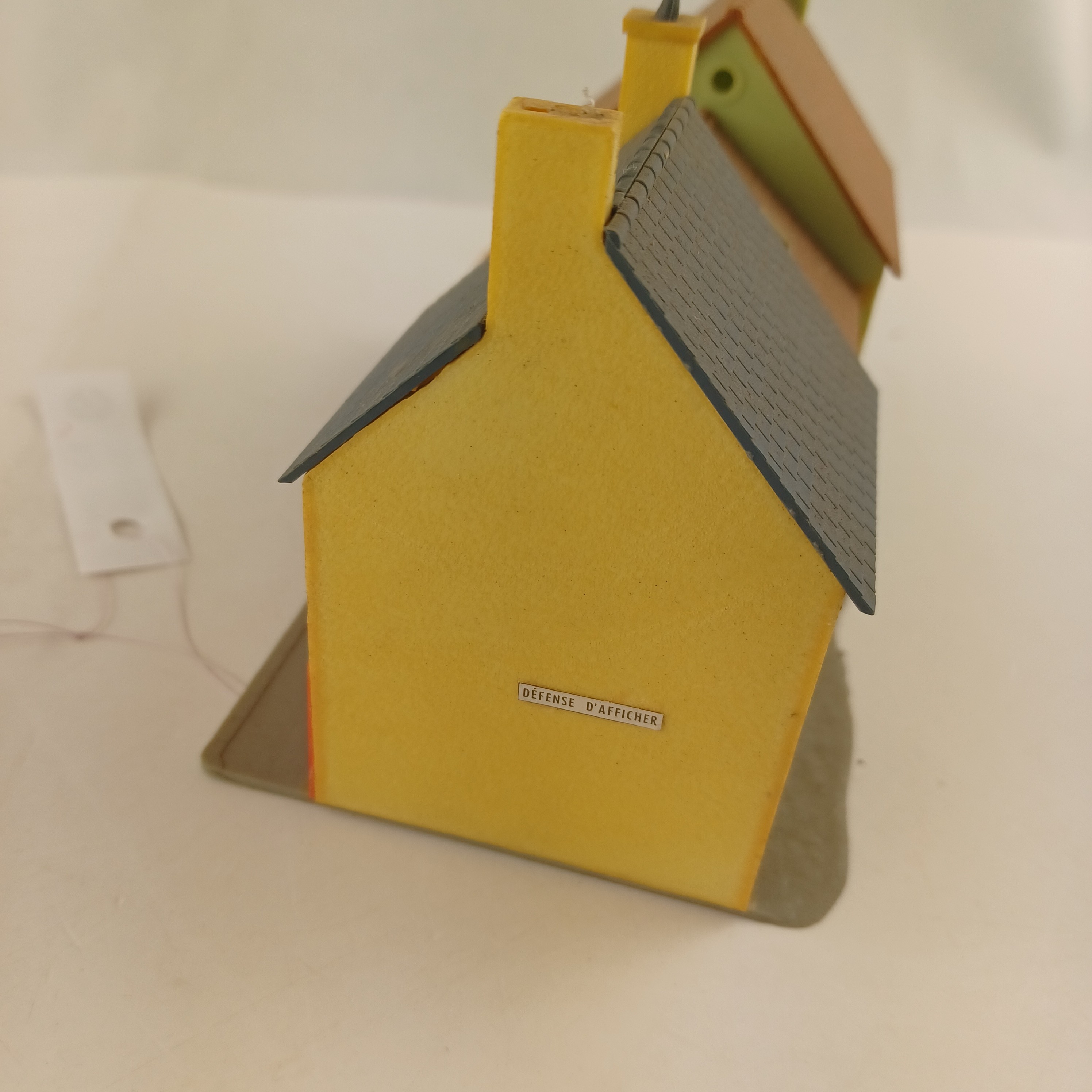 Voir photo 4 de Maquette de modélisme de trois commerces, café de la gare, tabac et restaurant, épicerieau bon beurre et boucherie Sansos de 16x10x10 cm Maquette de modélisme de trois commerces, café de la gare, tabac et restaurant, épicerieau bon beurre et boucherie Sansos de 16x10x10 cm Très bon état - Vue 4 -