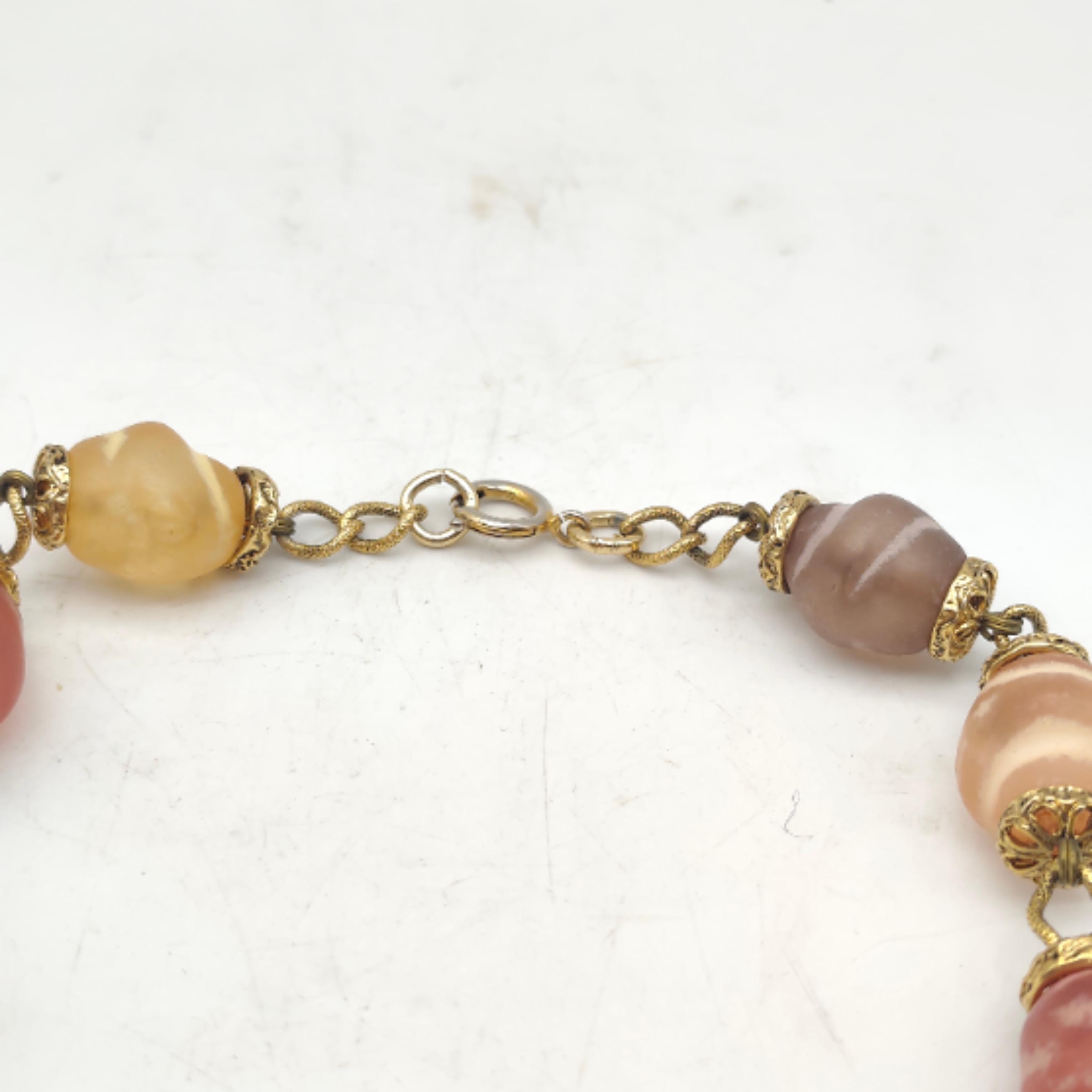 Voir photo 3 de Collier verre et métal doré. Collier verre et métal doré. - Vue 3 -