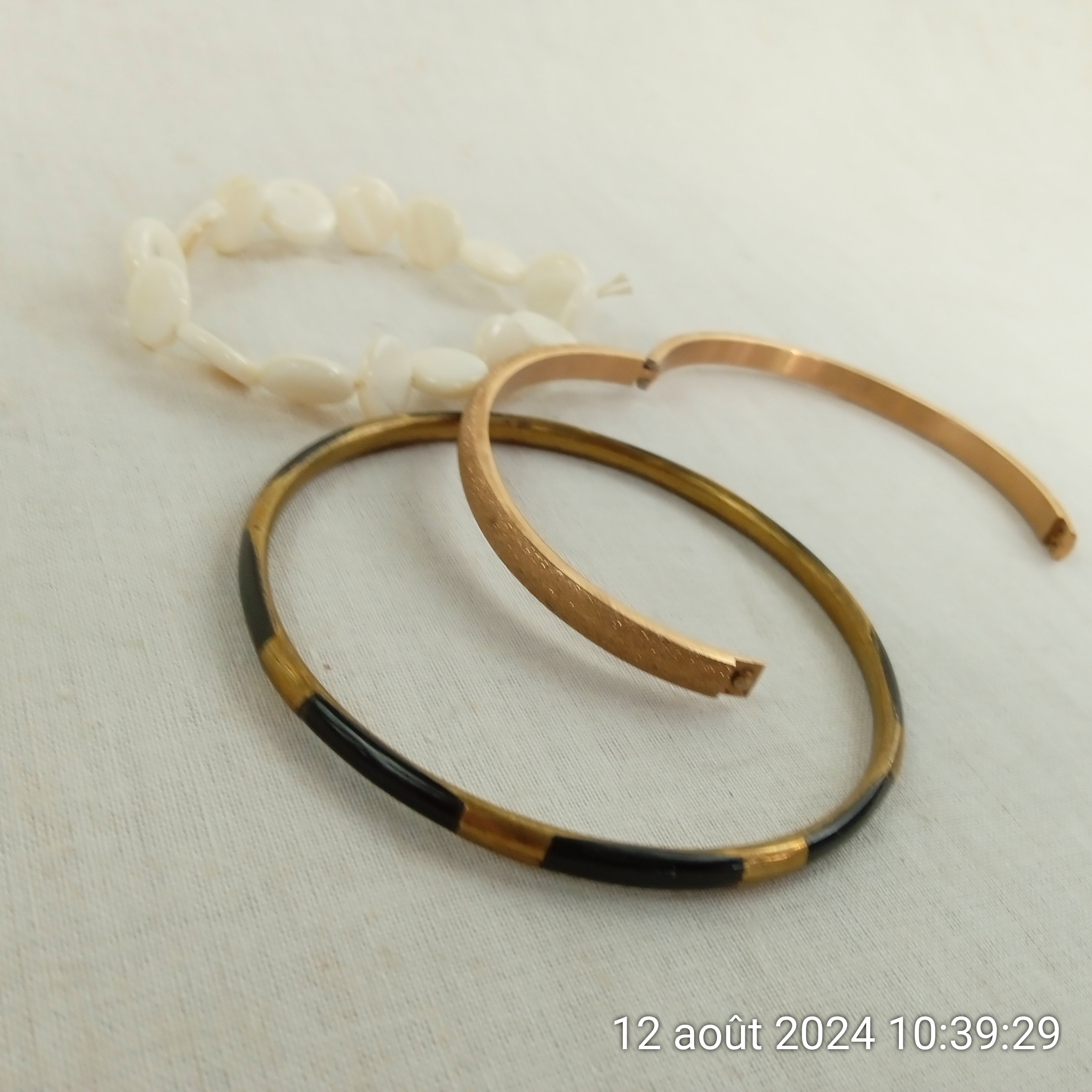 Voir photo 2 de Lot de 3 bracelets vintage en laiton nacre Lot de 3 bracelets vintage en laiton nacre Bon état - Vue 2 -