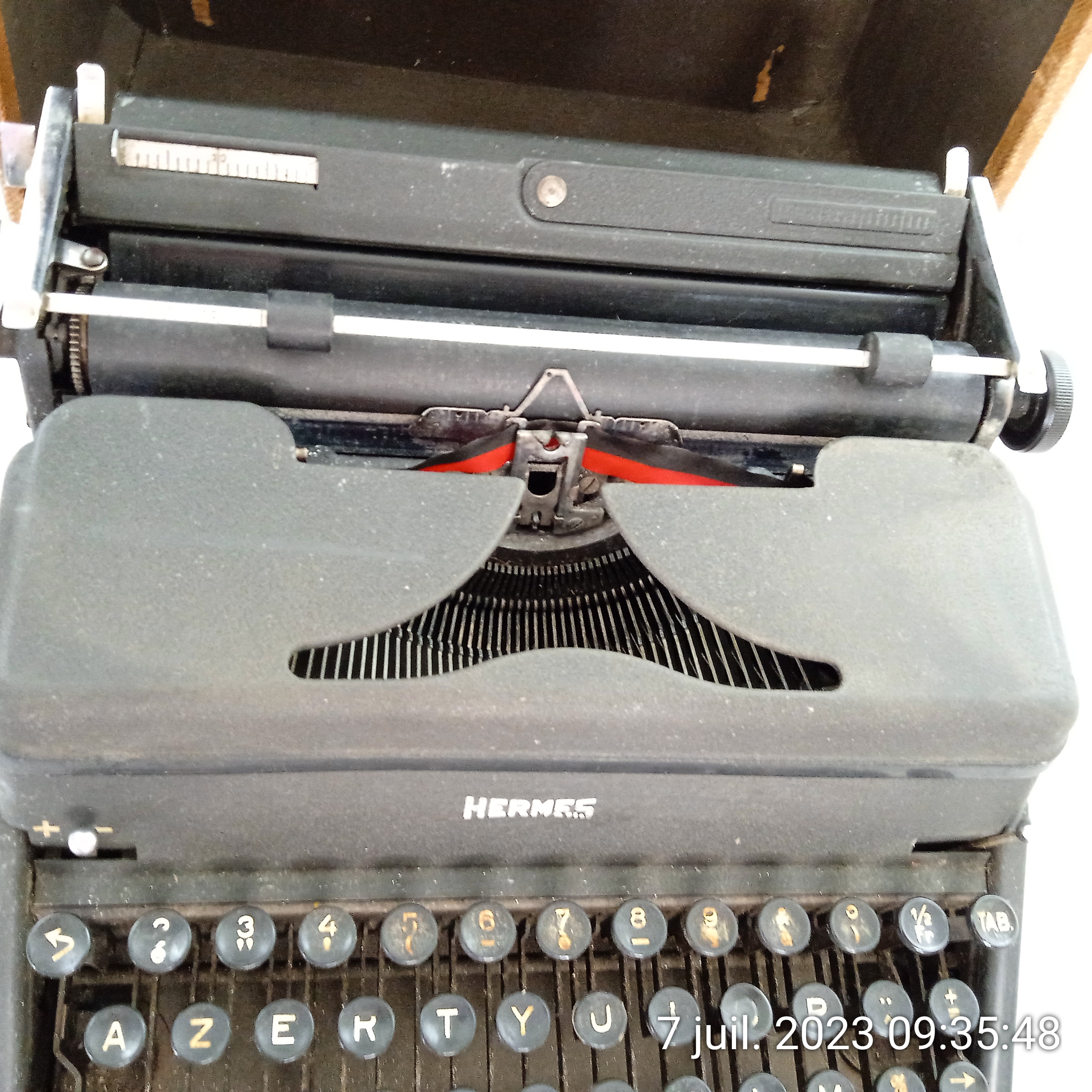 Machine à écrire Hermes 2000 produite en 1952 avec valise en bois d'origine - Photo 3