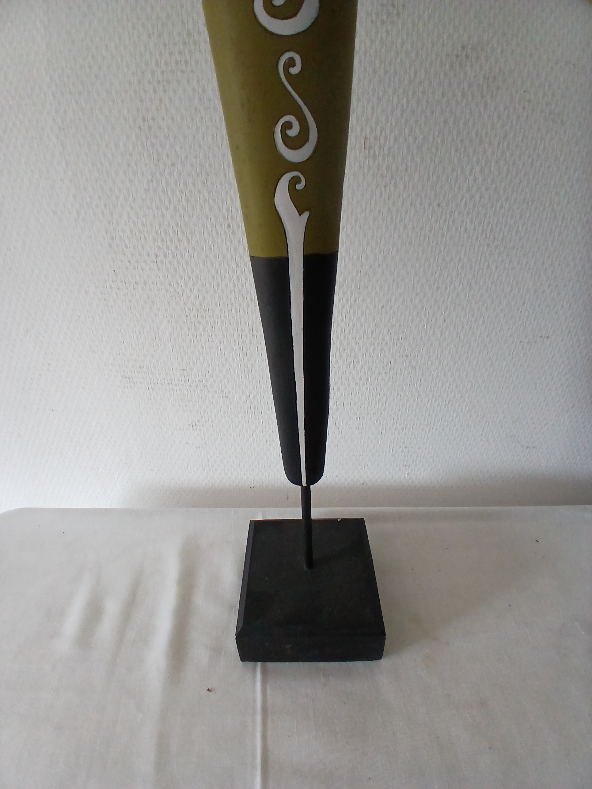Statuette sur pied en matériau composite représentant 