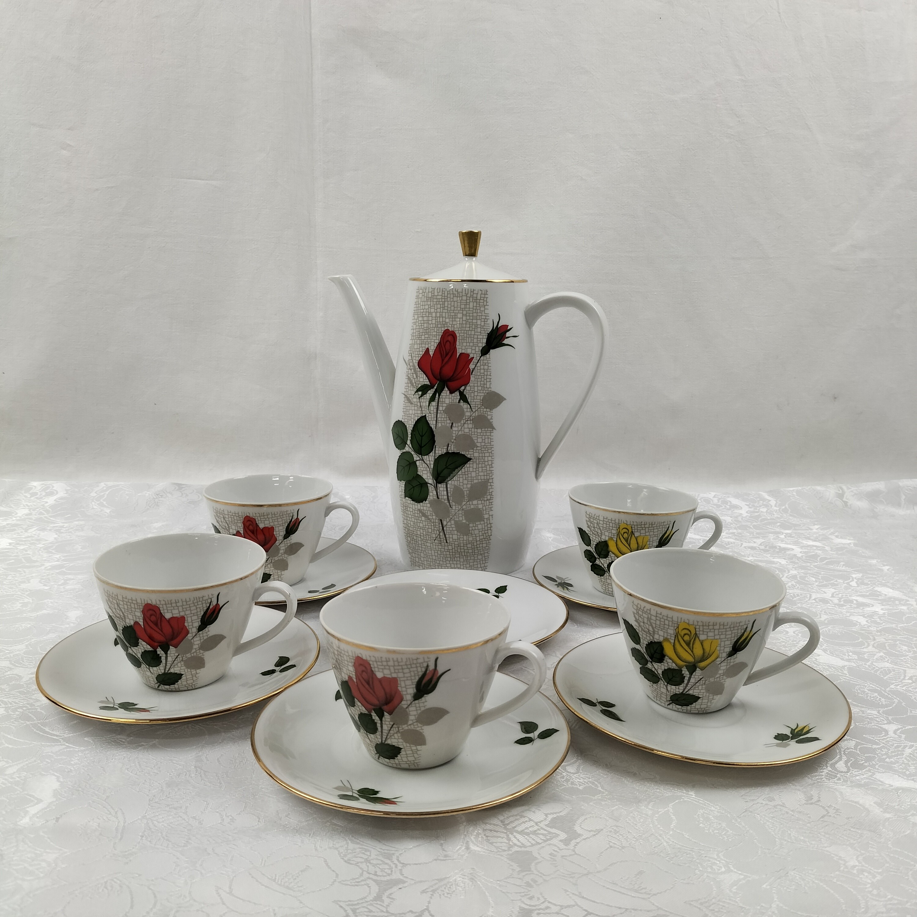 Service à café rose en porcelaine "Seltmann Weiden Bavaria"  Bon état -  reconditionné disponible sur Label Emmaüs