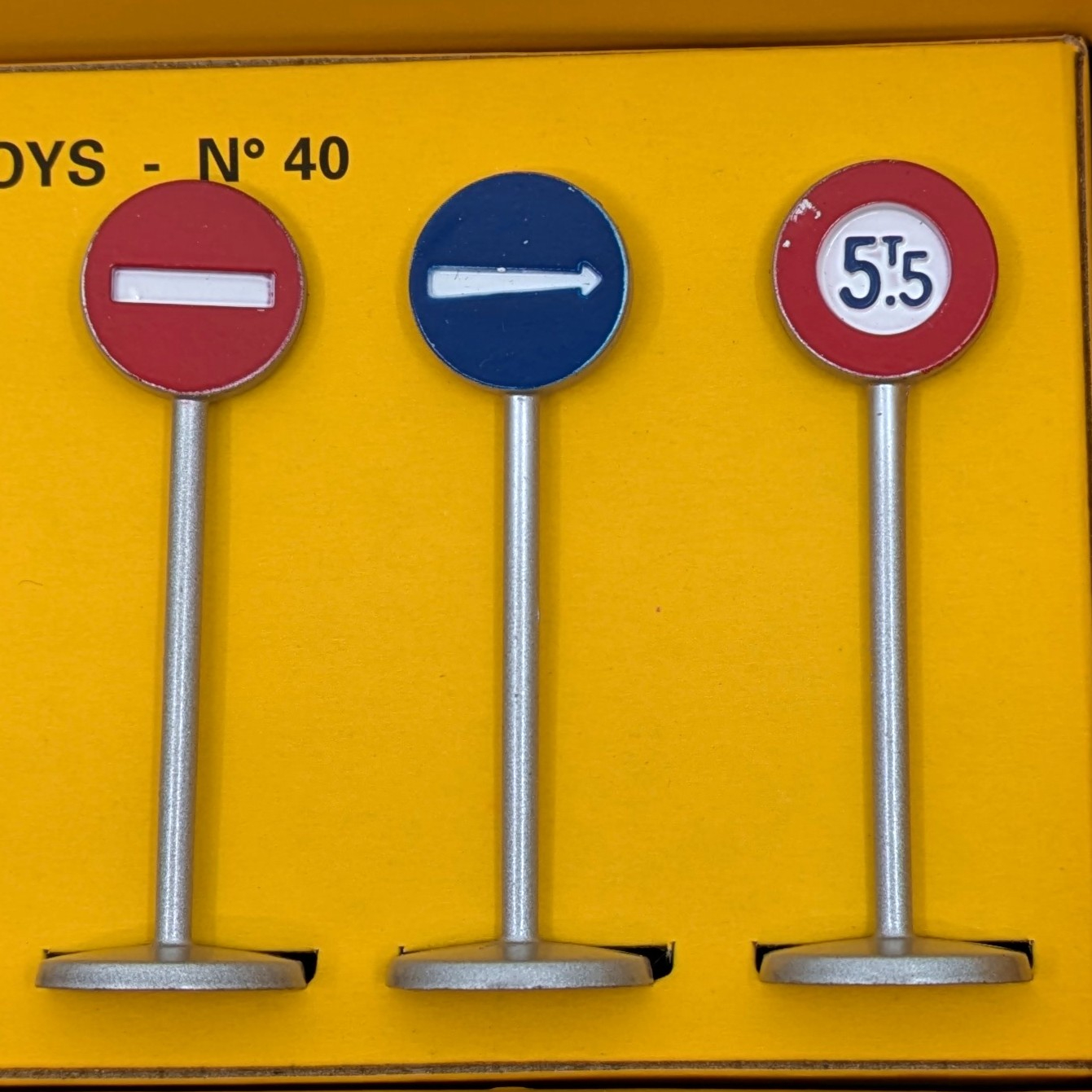 Voir photo 3 de Coffret Dinky Toys Atlas n°40 – Panneaux de signalisation « Ville » Coffret Dinky Toys Atlas n°40 – Panneaux de signalisation « Ville » Très bon état - Vue 3 -