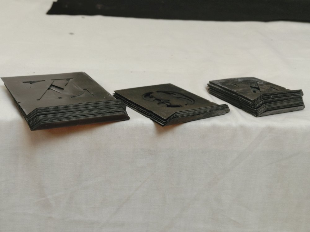 Pochoirs ancien alphabet en deux taillestaille et chiffres en zinc, complet. Bon état - Vue 12 - 