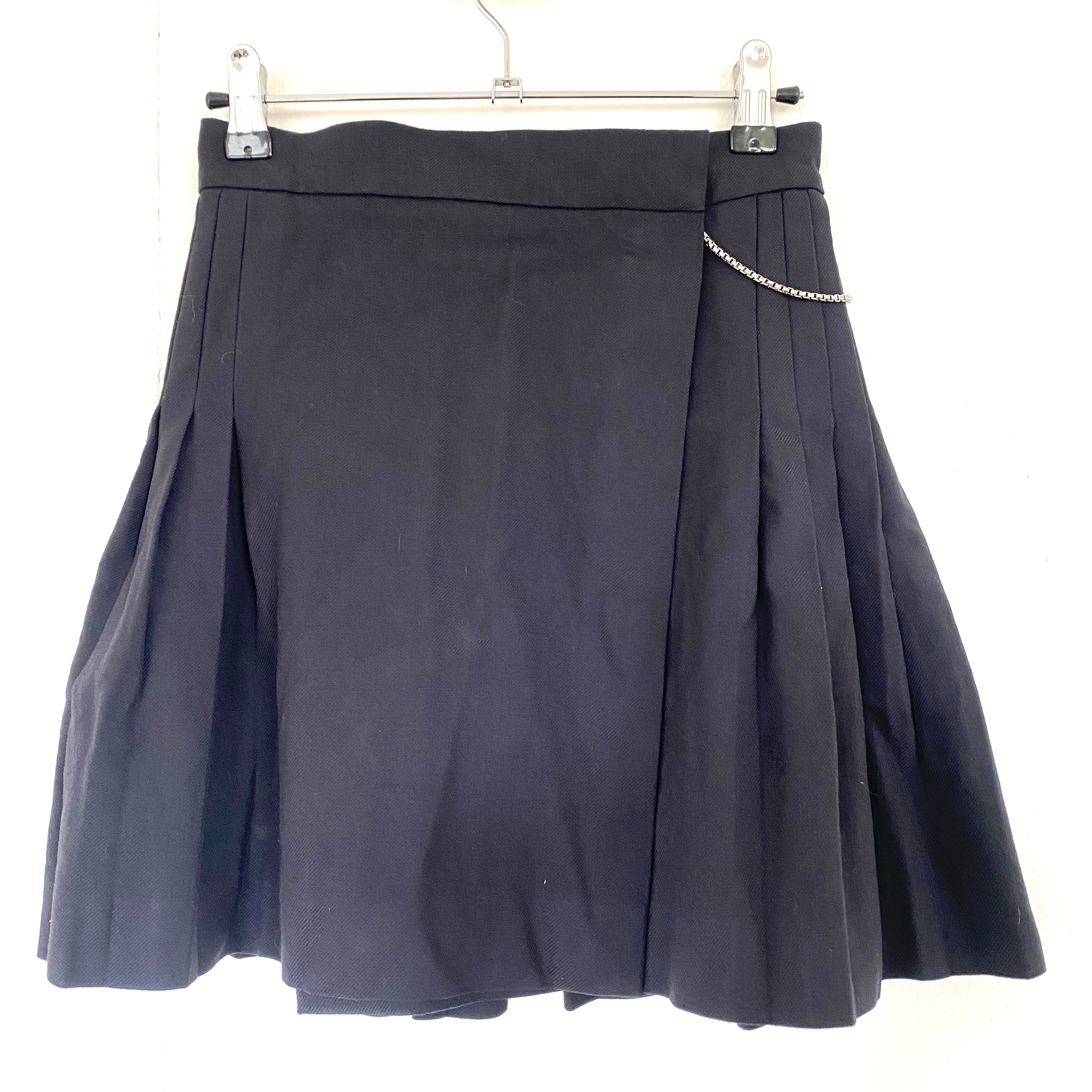 Jupe plissée courte noire (style écolière) THE KOOPLES - Taille 34 avec chaine argentée. Bon état - Vue 2 - 
