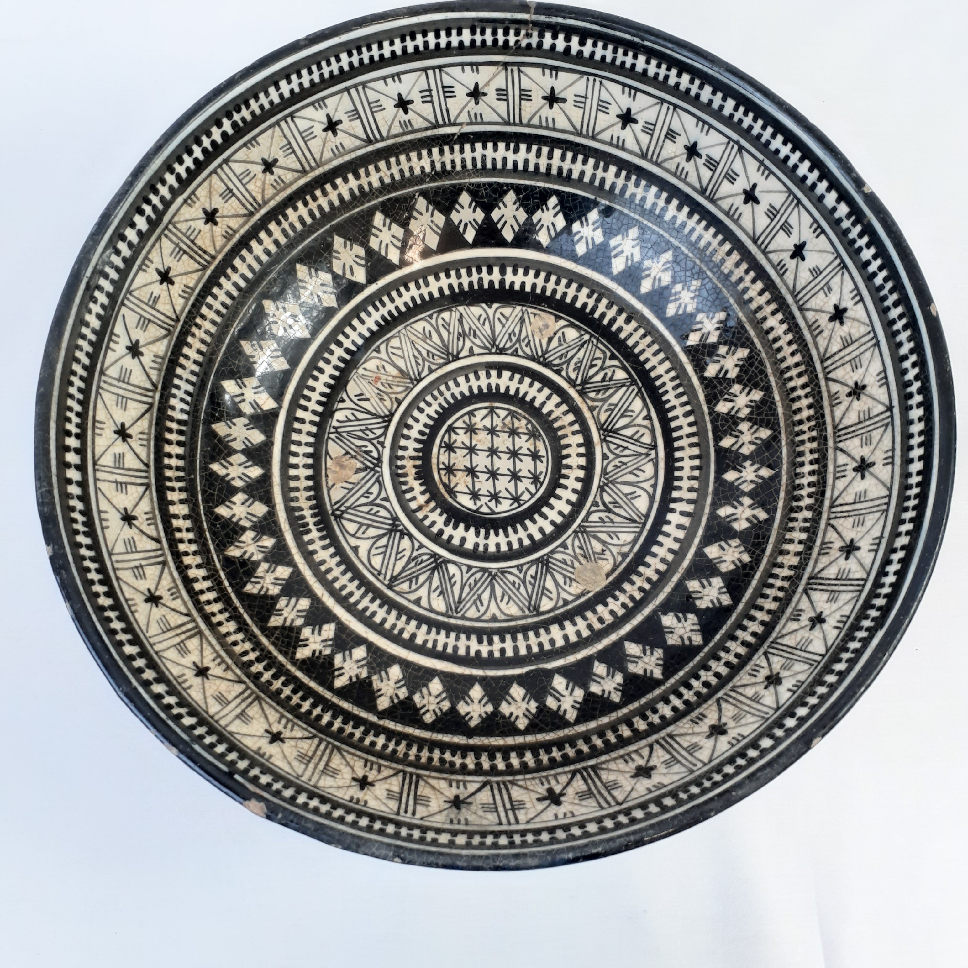 Voir photo 2 de Saladier marocain ancien - une pièce chargée d'histoire Saladier marocain ancien - une pièce chargée d'histoire État correct - Vue 2 -