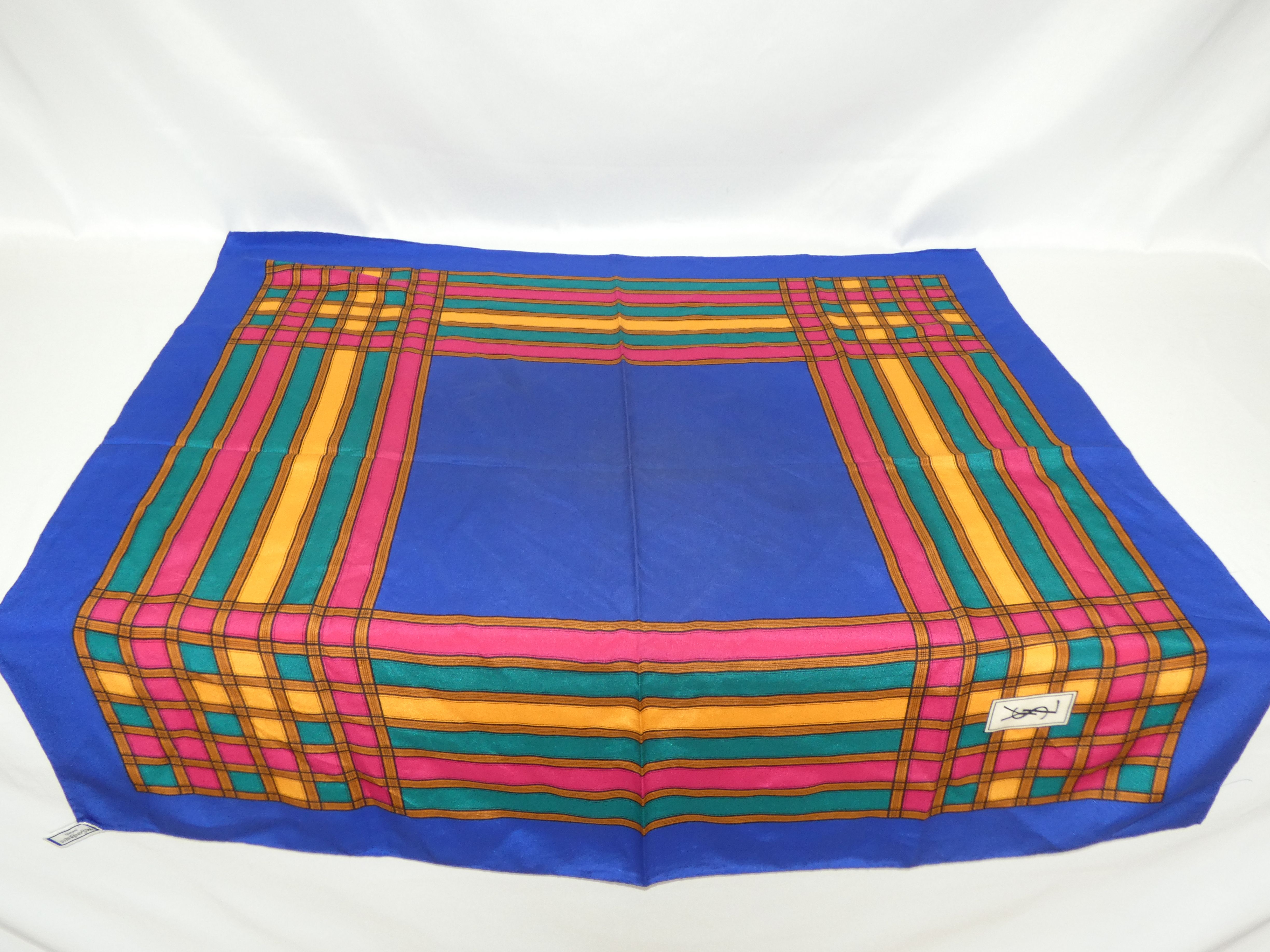 Foulard en 100 % soie de marque YVES SAINT LAURENT - Photo 3