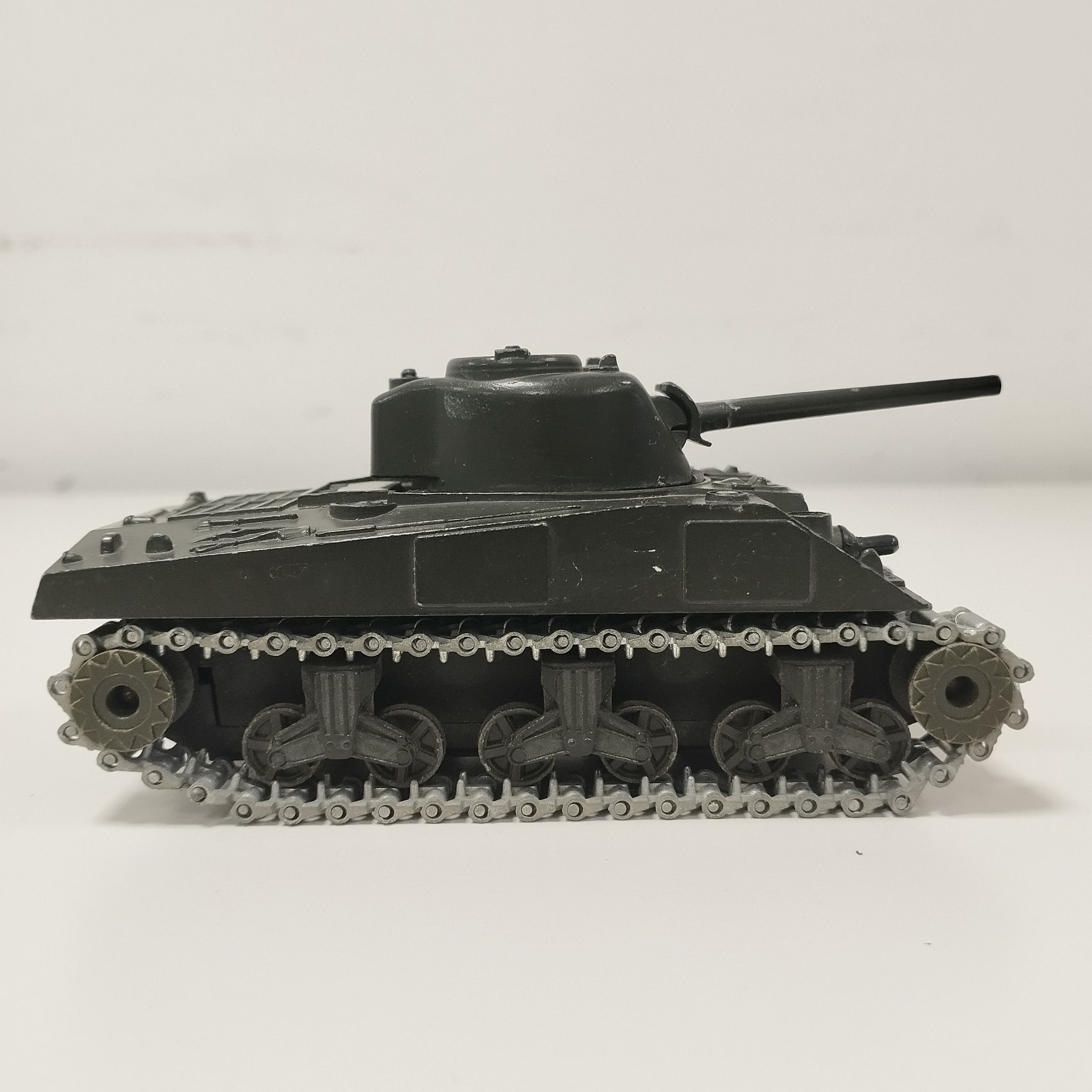 Voir photo 4 de Modèle réduit ancien Solido - Char Sherman M4A3 Modèle réduit ancien Solido - Char Sherman M4A3 Très bon état - Vue 4 -