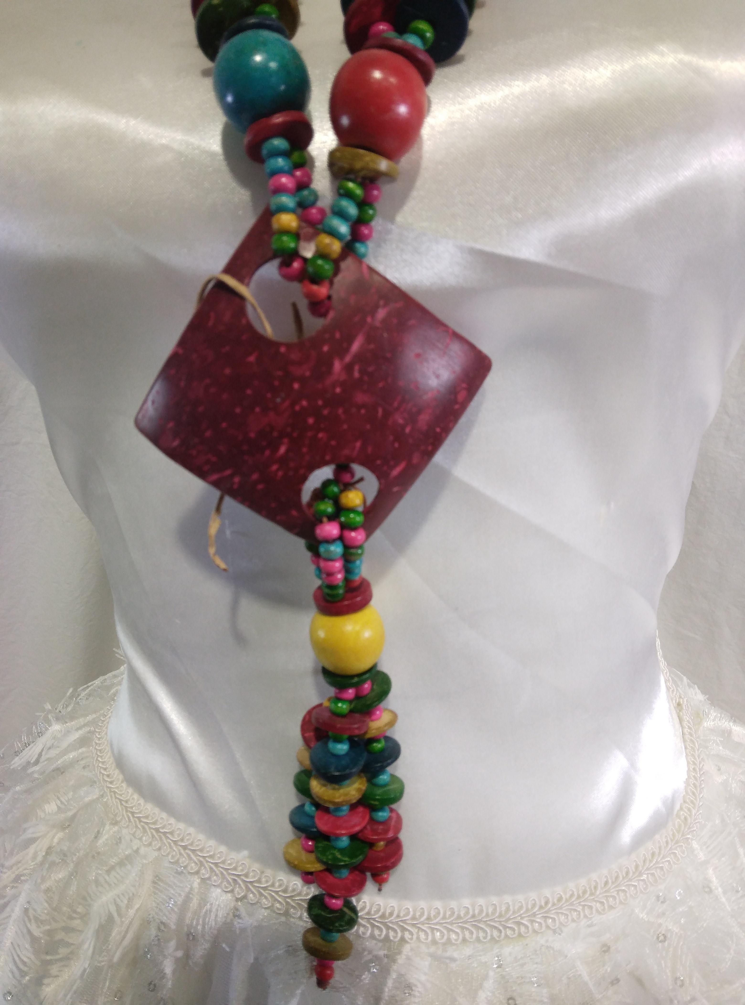 Colliers de perles en bois multicolores Très bon état - Vue 4 - 