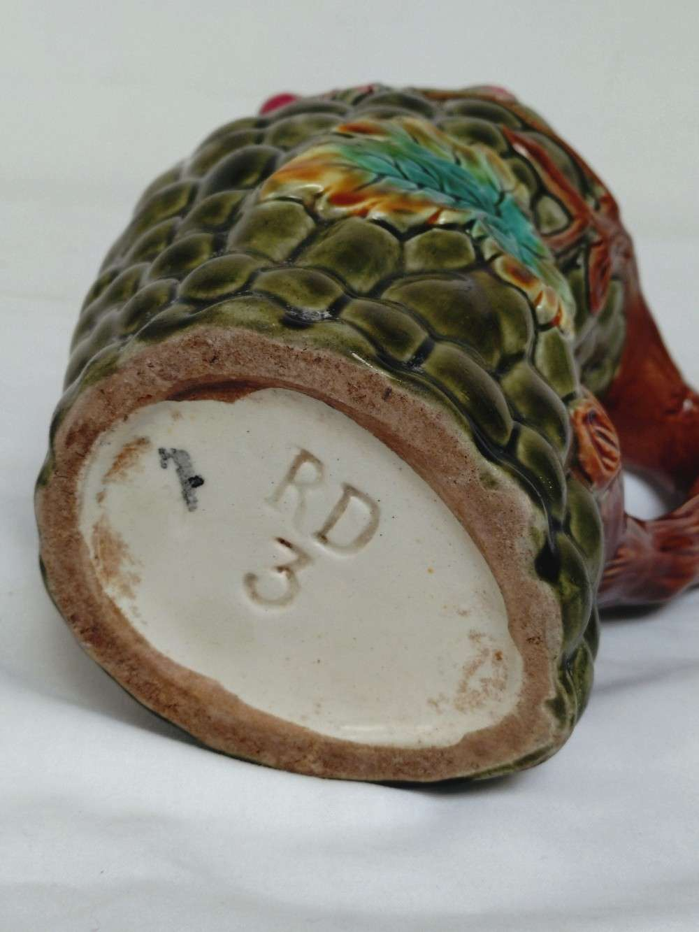 Pichet raisin en barbotine d'Orchies, faïence, fin XIXᵉ, objet rare. Bon état - Vue 8 - 