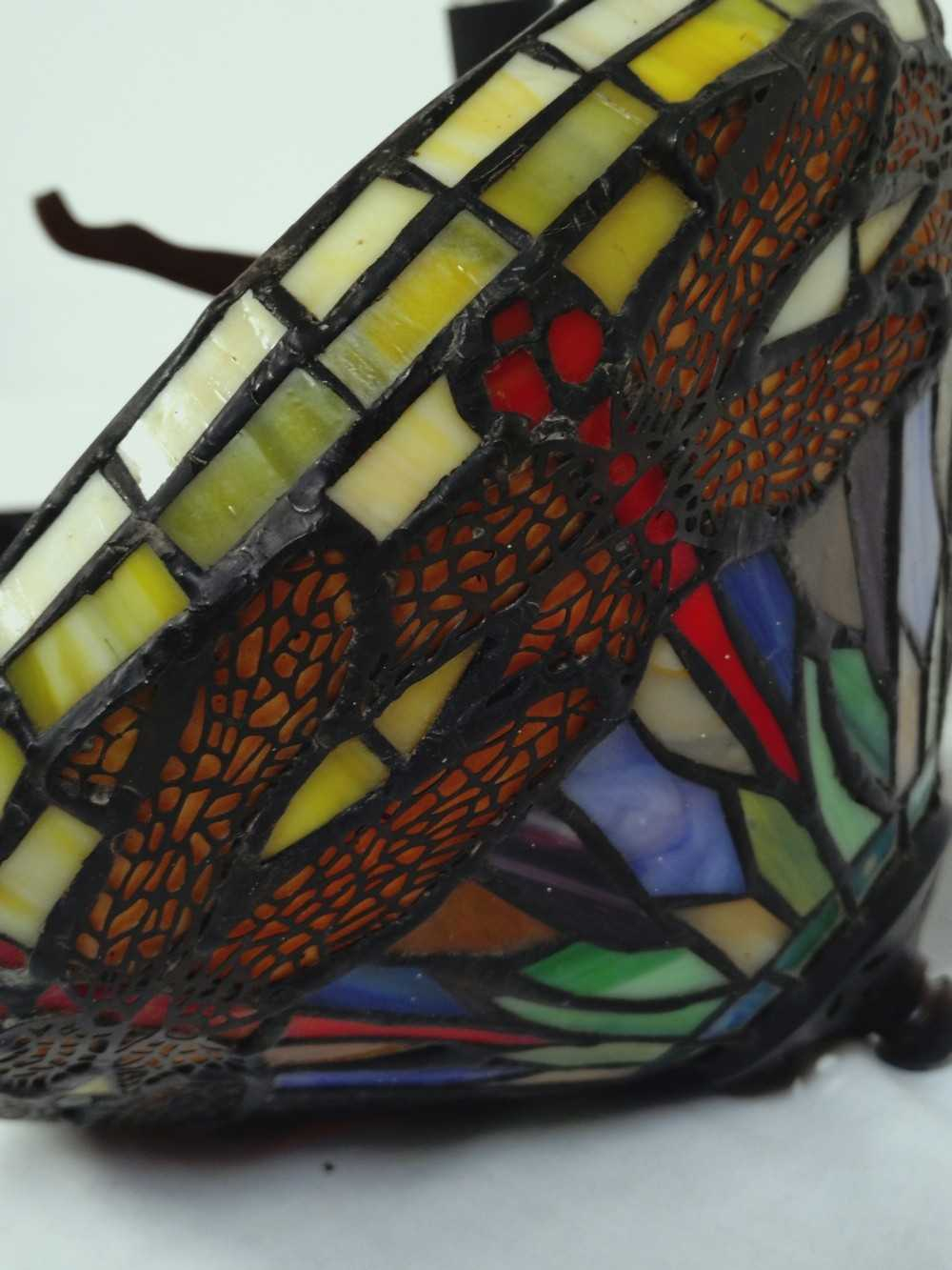 Lampe de table conique Tiffany traditionnelle, dôme en verre coloré et plombé avec Libellules, pied bronze, Art Nouveau. - Photo 10