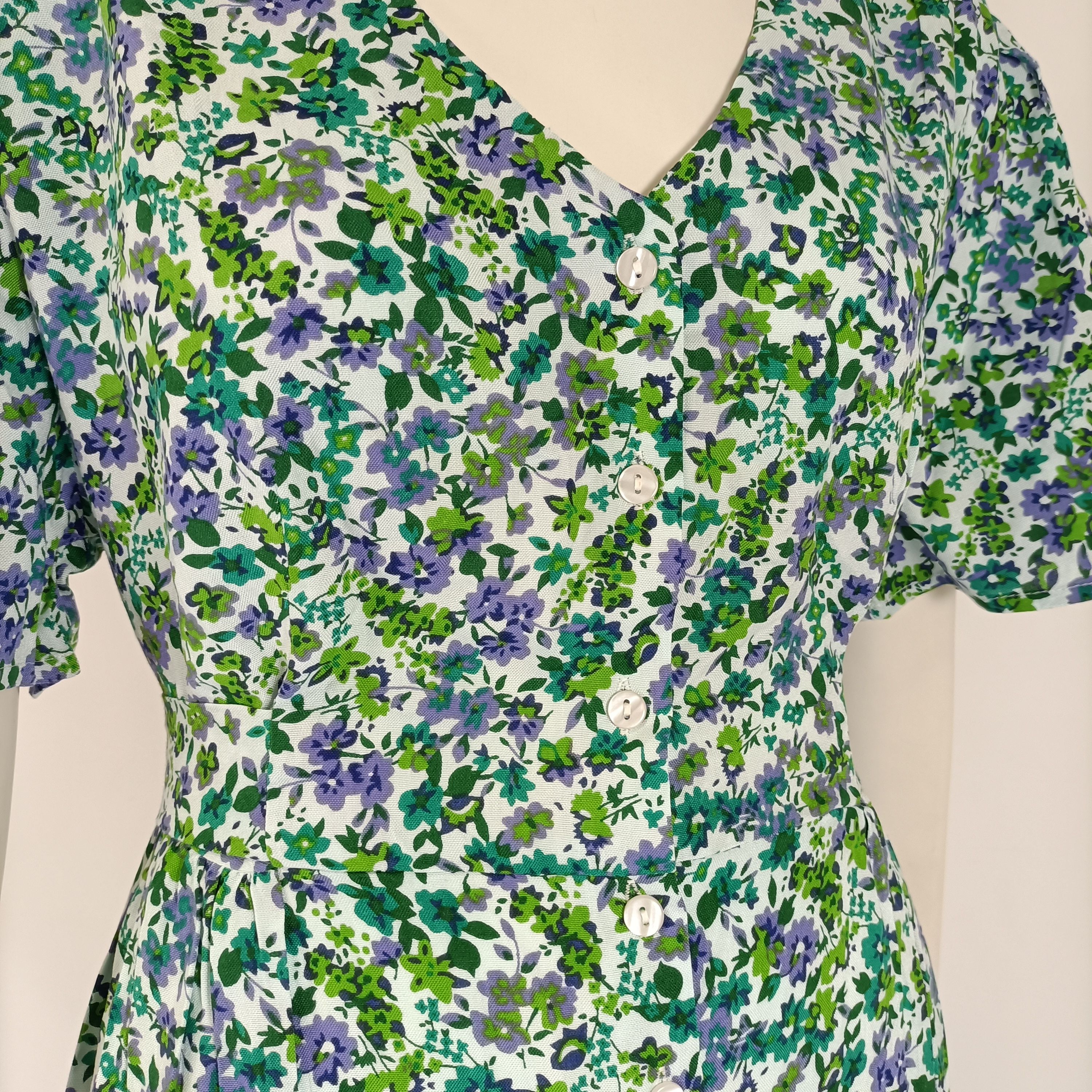 Robe fleurie verte bleu boutonnée manches courtes taille ajustée Comme neuf - Vue 15 - 