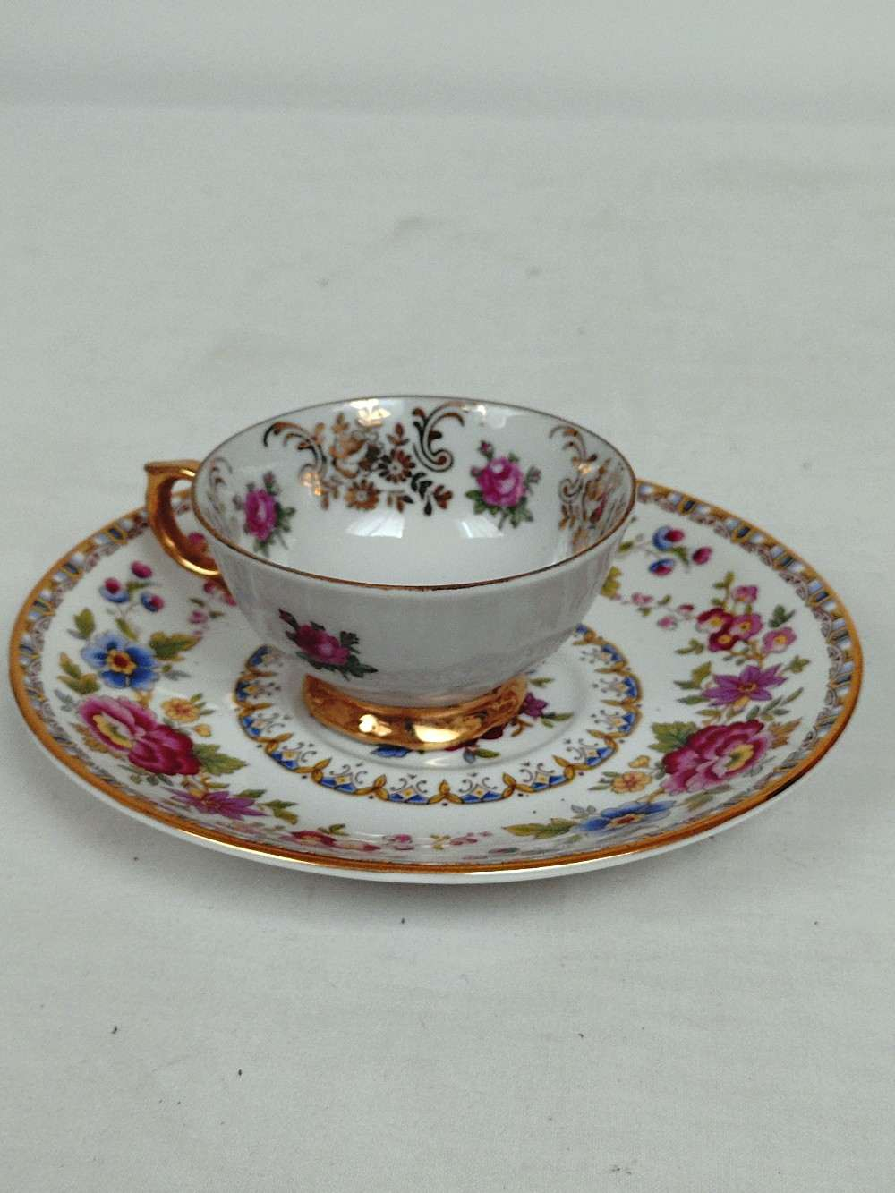 Trois petites soucoupes en porcelaine Grafton avec deux petites tasses . - Photo 3