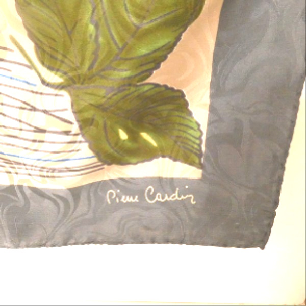 Carré de soie Pierre Cardin - Photo 2
