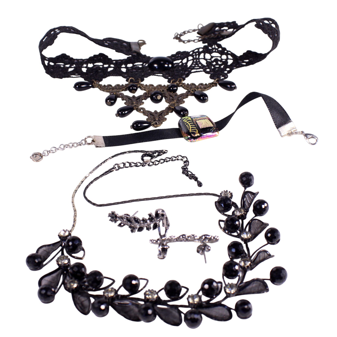 Acheter Lot de 2 colliers noir + bracelet noir-rose + boucles d'oreille - 17,00 € Lot de 2 colliers noir + bracelet noir-rose + boucles d'oreille - reconditionné disponible sur Label Emmaüs