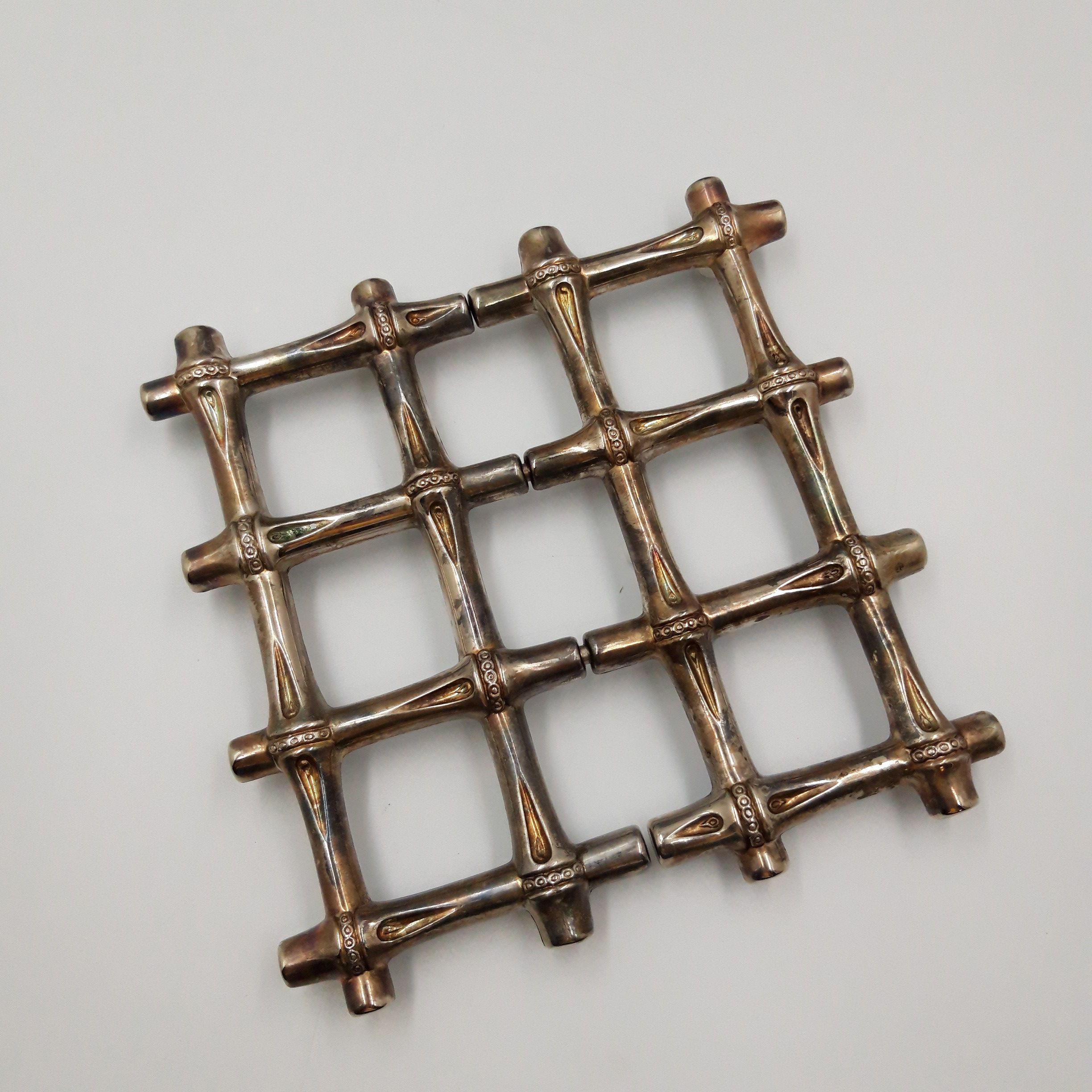 Voir photo 4 de Dessous de plat extensible plaqué argent Dessous de plat extensible plaqué argent Bon état - Vue 4 -