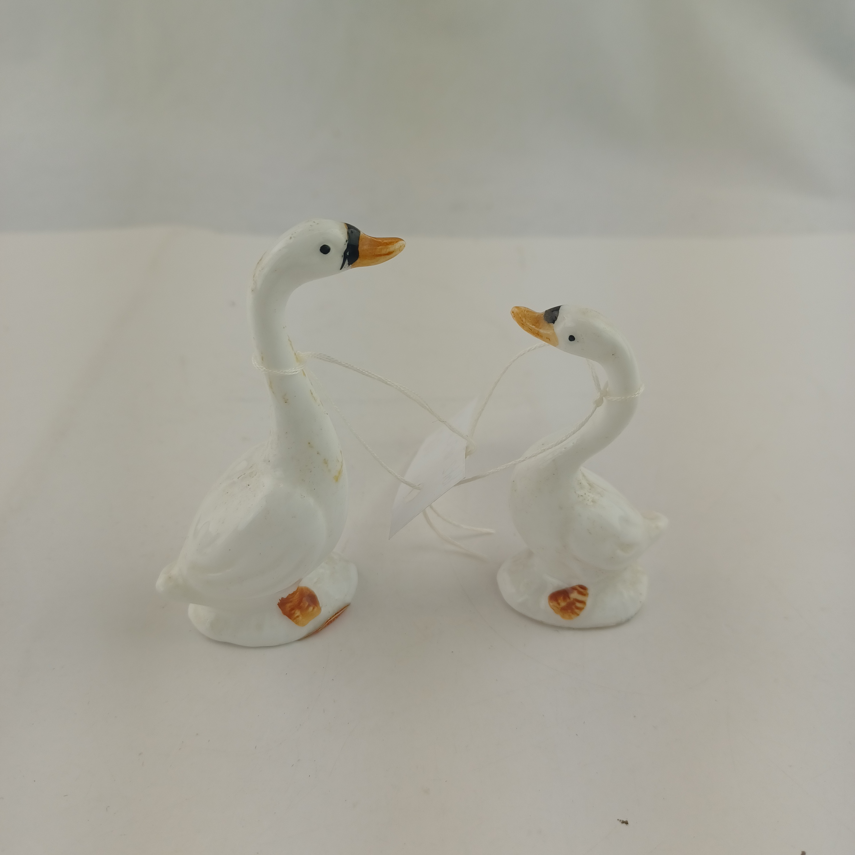 Voir photo 3 de Couple de cygnes Bone China Made in Taiwan de 6cm et 8cm Couple de cygnes Bone China Made in Taiwan de 6cm et 8cm Très bon état - Vue 3 -
