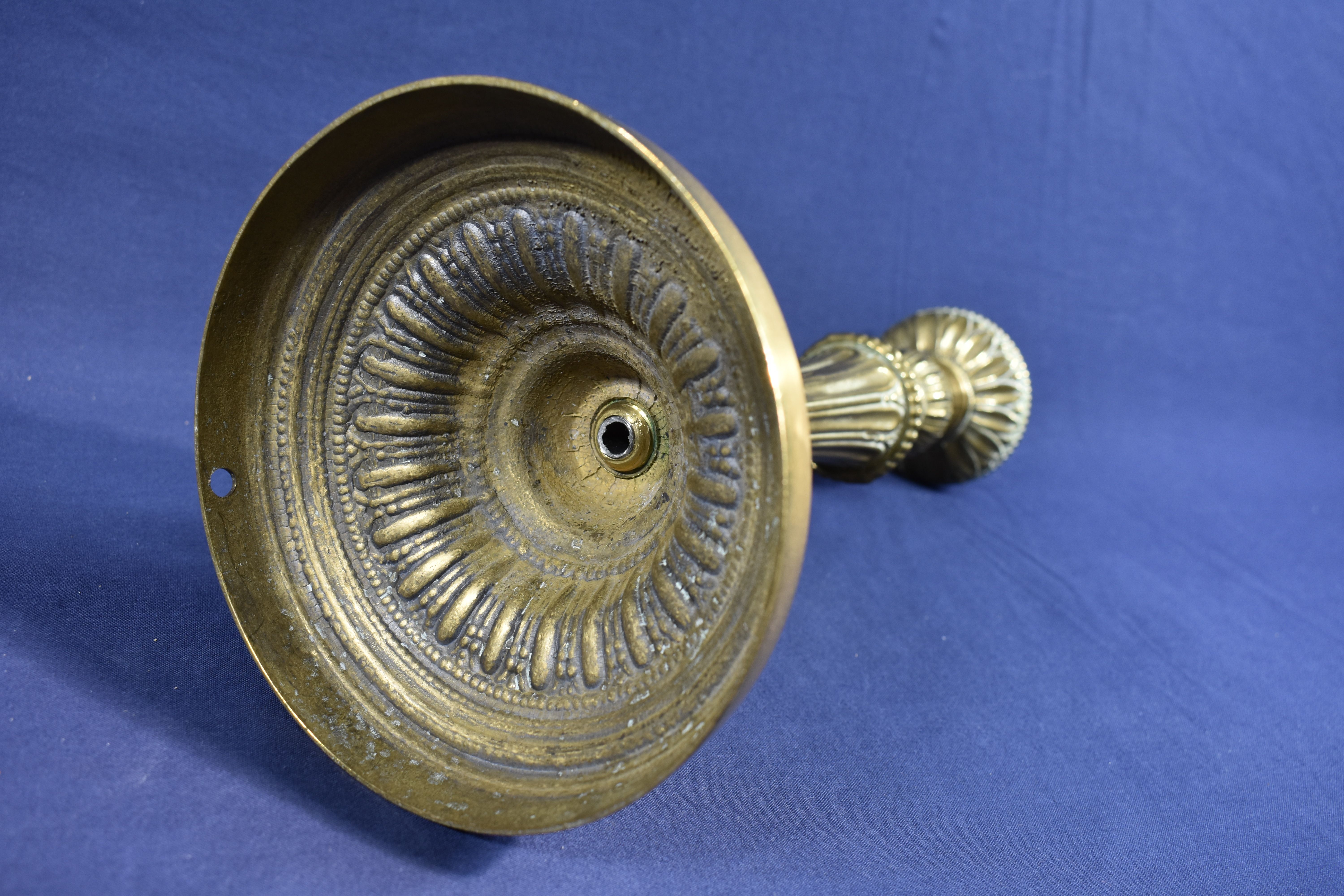 Grand bougeoir en bronze fin XIX é, équipé pour être électrifié, hauteur 28.5 et diamètre 13.5 cm. - Photo 8
