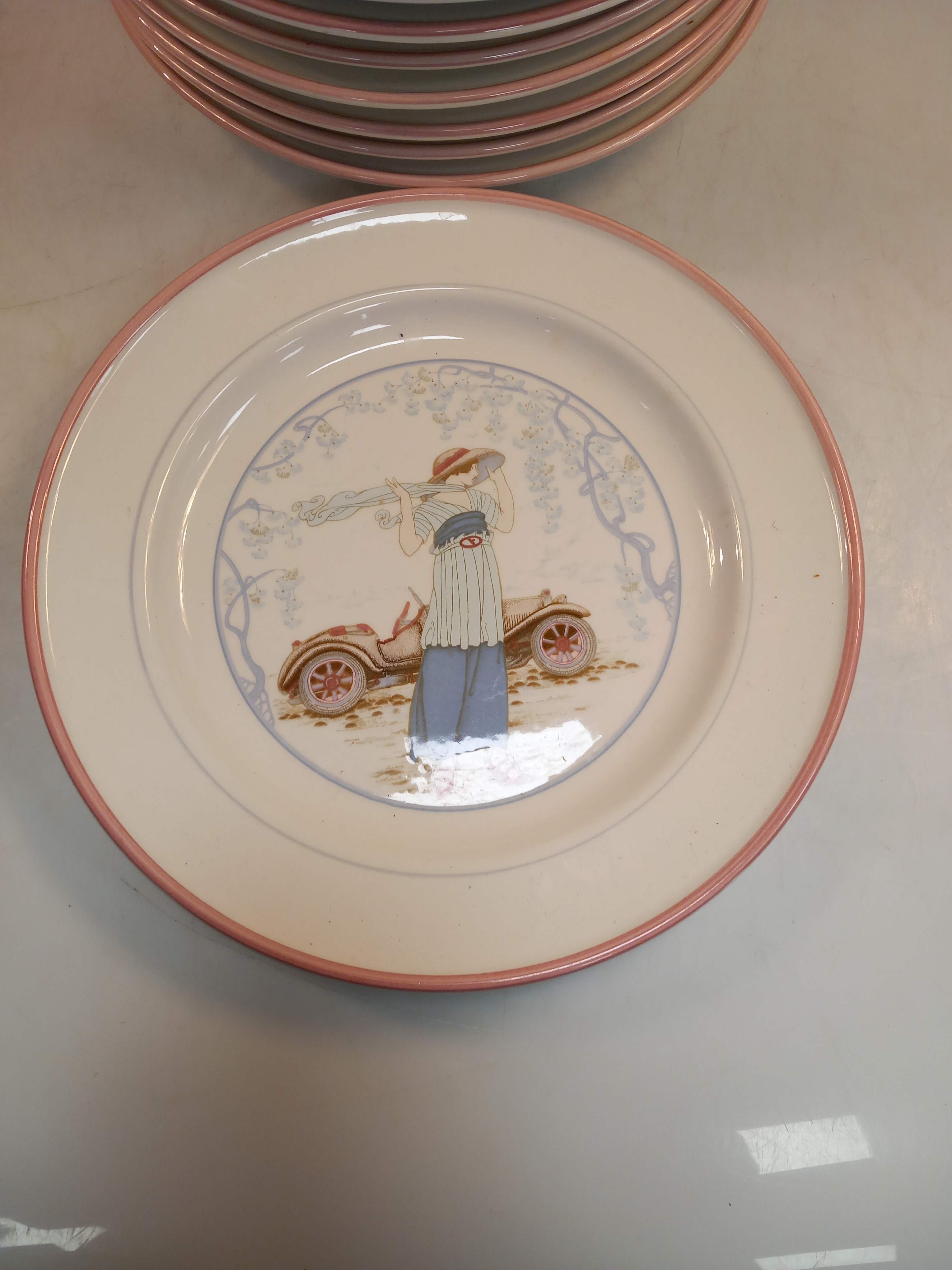 Lot de 11 assiettes plates décor rétro, fait à la main. - Image 2