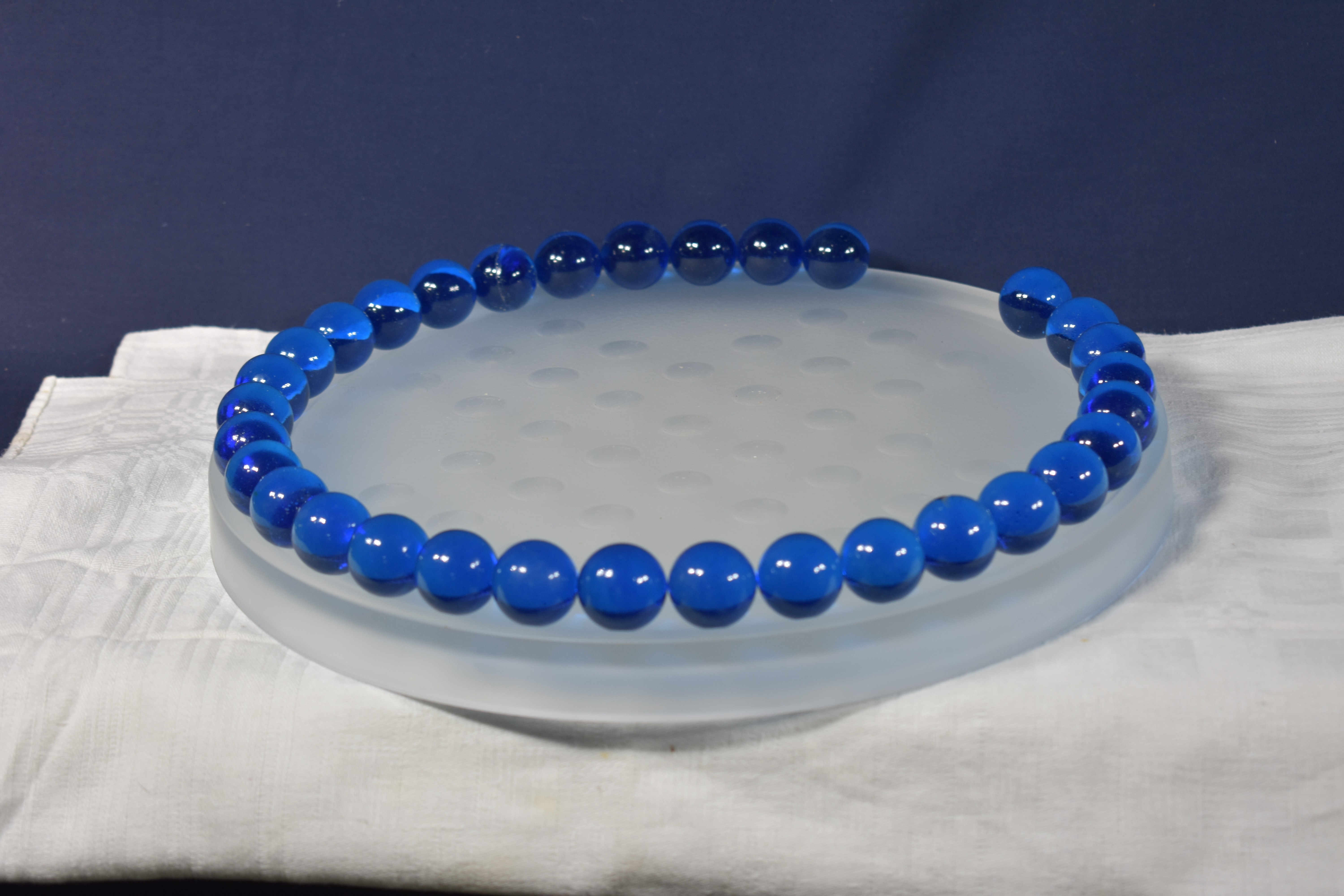 Solitaire en verre translucide avec billes en verre bleu, diamètre 30 cm. Bon état - Vue 2 - 
