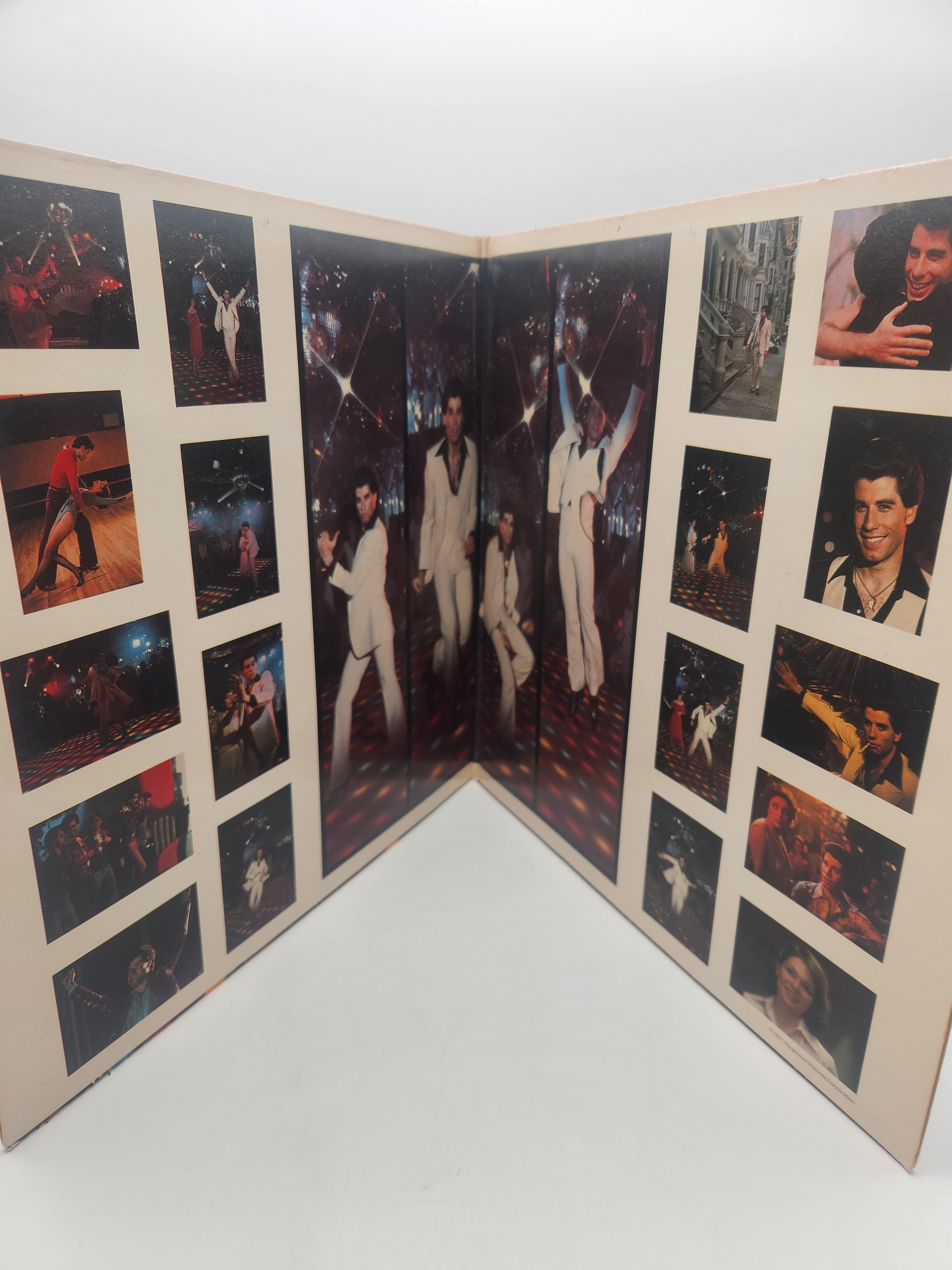 Voir photo 2 de Vinyle 33 tours — de la bande originale du film culte Saturday Night Fever Année 1977 Vinyle 33 tours — de la bande originale du film culte Saturday Night Fever Année 1977 Très bon état - Vue 2 -