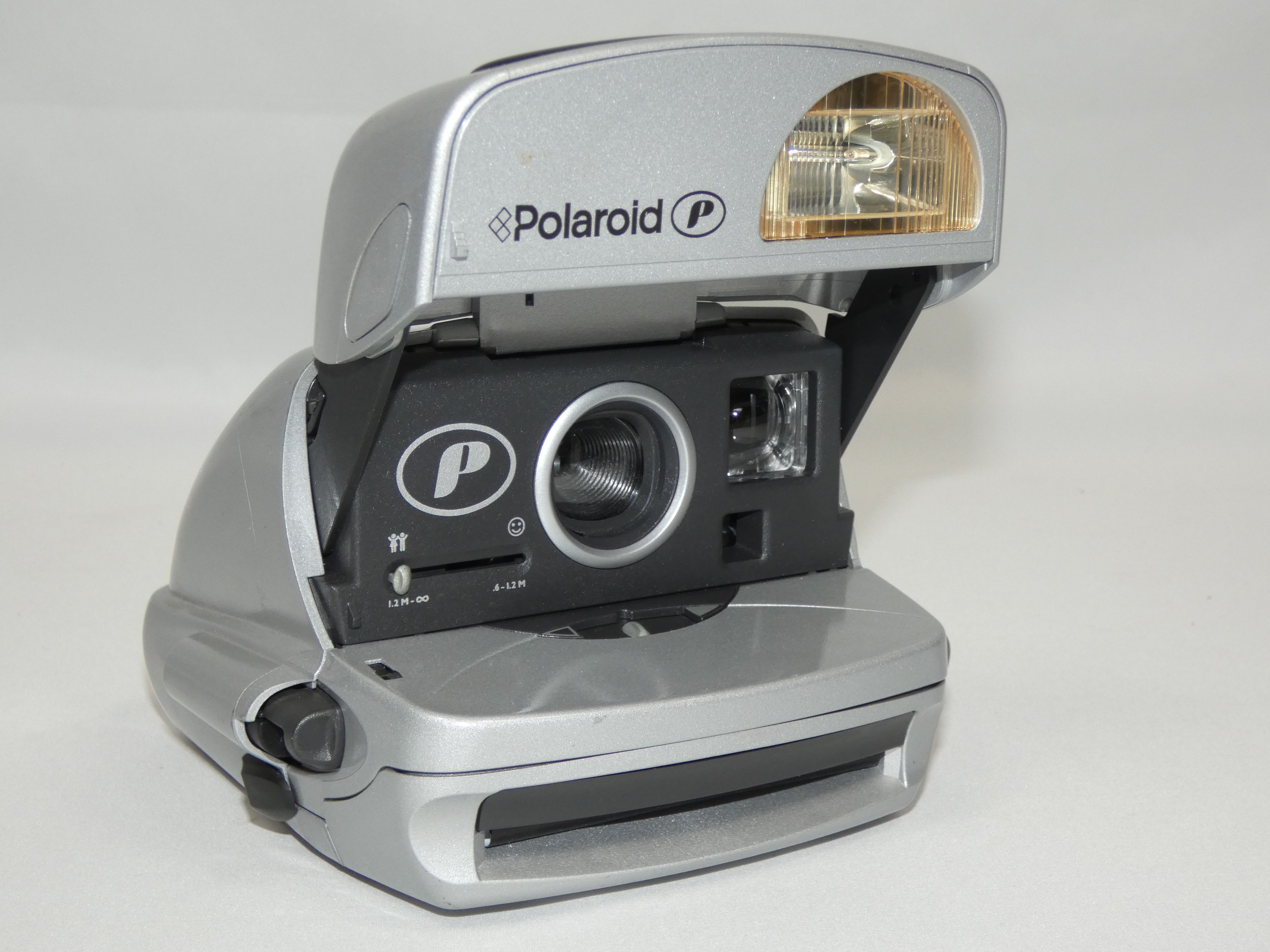 Appareil photo vintage POLAROID 600 argenté - Photo 0