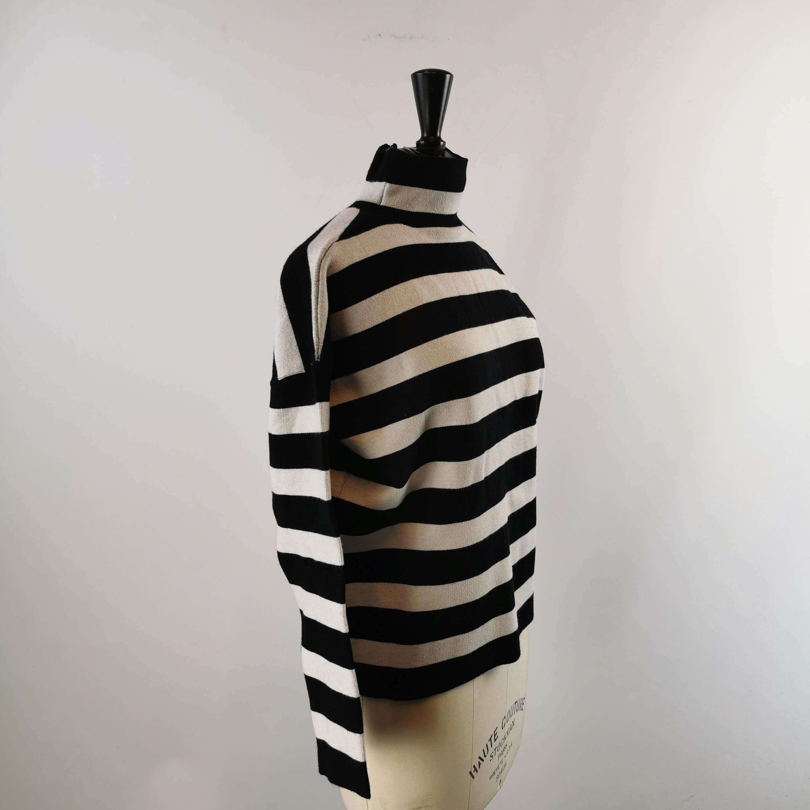 Voir photo 2 de Pull Col rouler - à rayure Noir et blanc - Taille S Pull Col rouler - à rayure Noir et blanc - Taille S Comme neuf - Vue 2 -
