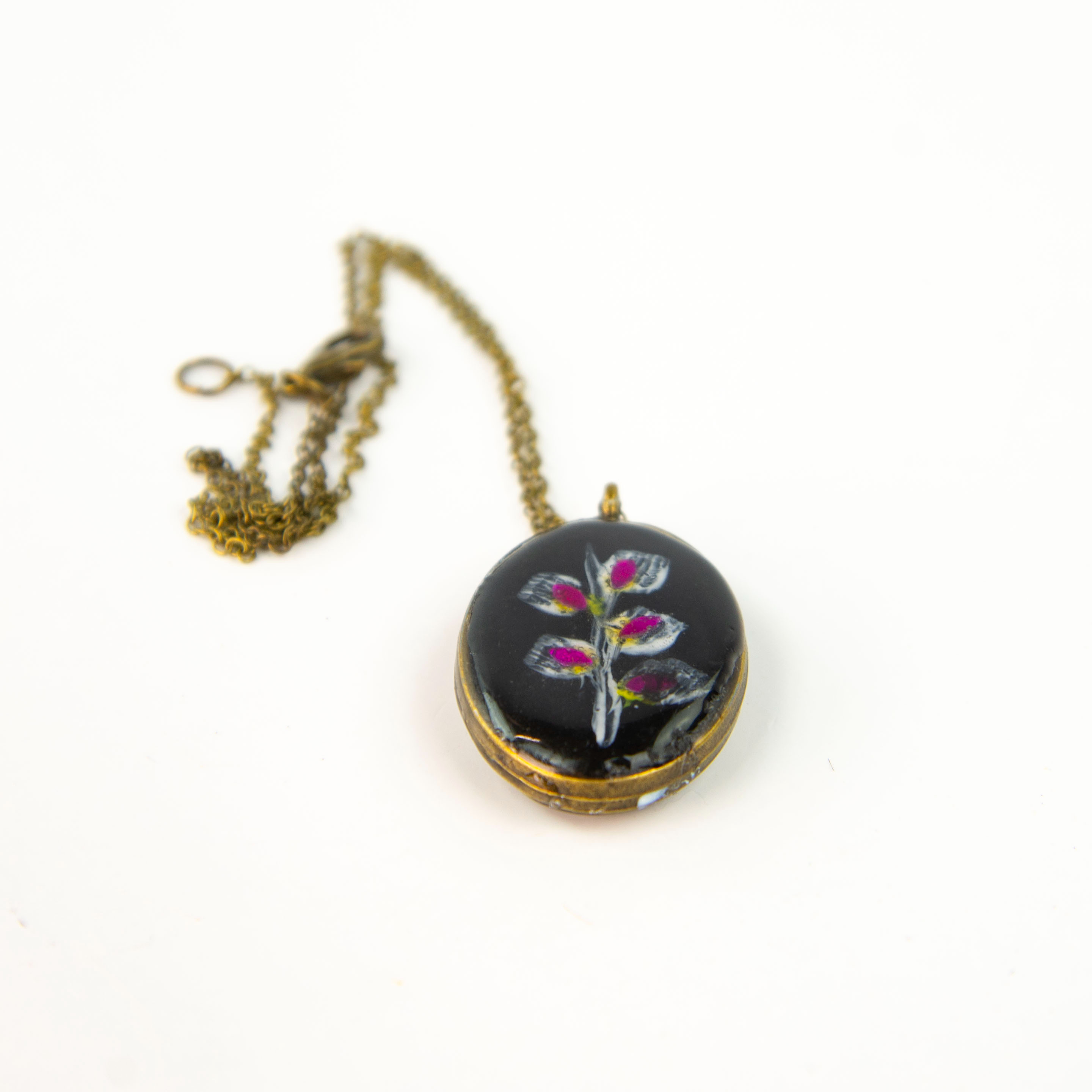 Collier en résine époxy à fleur rose sur fond noir avec sa chaîne en métal Comme neuf - Vue 4 - 