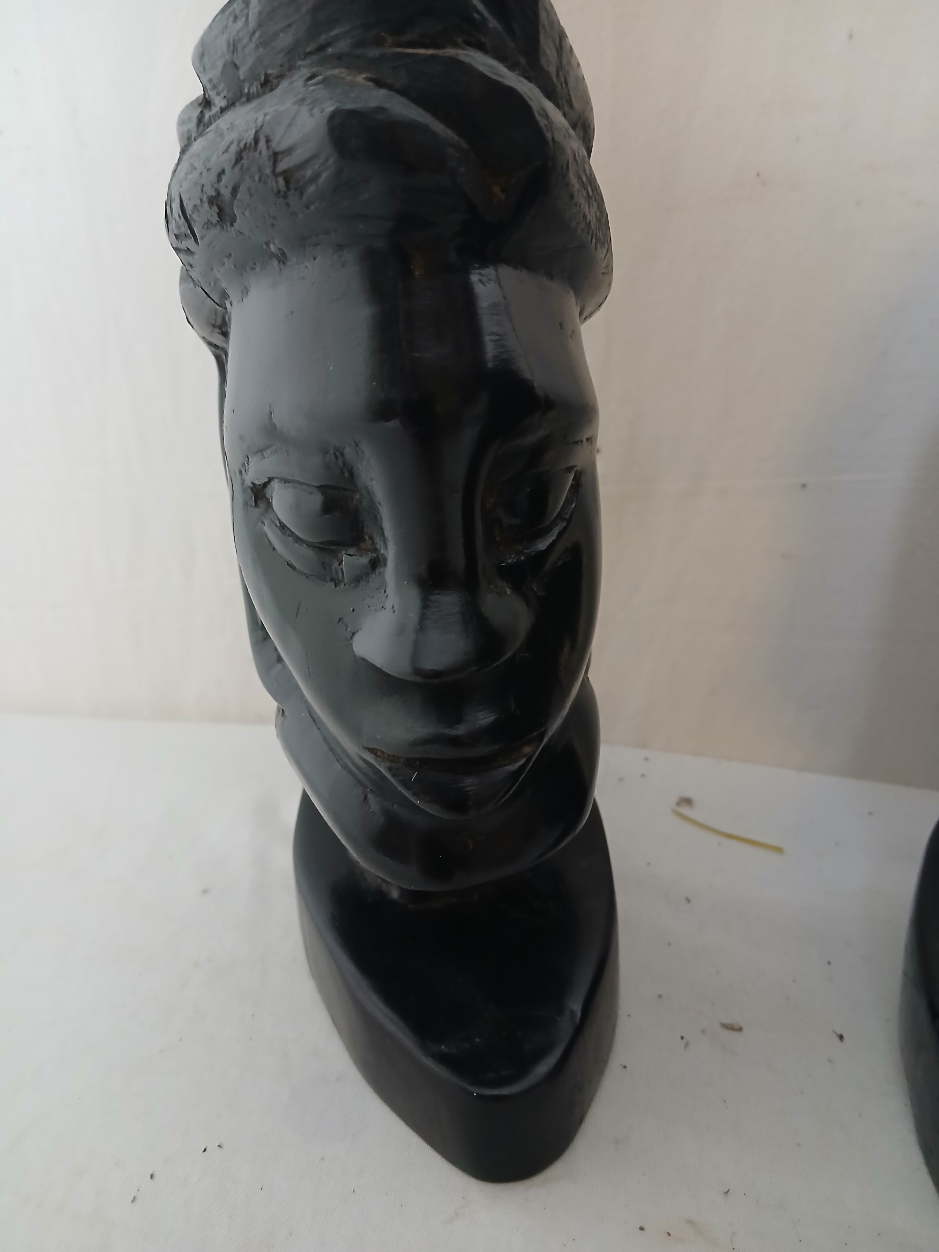 Voir photo 3 de Bustes représentants deux visages africains en bois très lourd(ébéne?) Bustes représentants deux visages africains en bois très lourd(ébéne?) Bon état - Vue 3 -