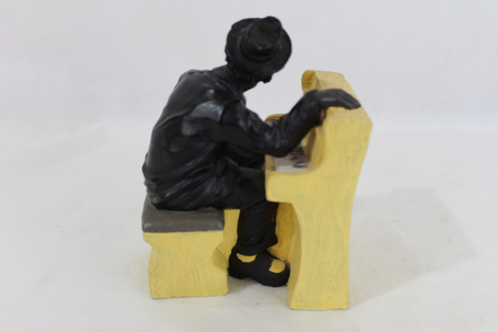 Figurine d'un pianiste afro-américain en résine.  Très bon état - Vue 2 - 