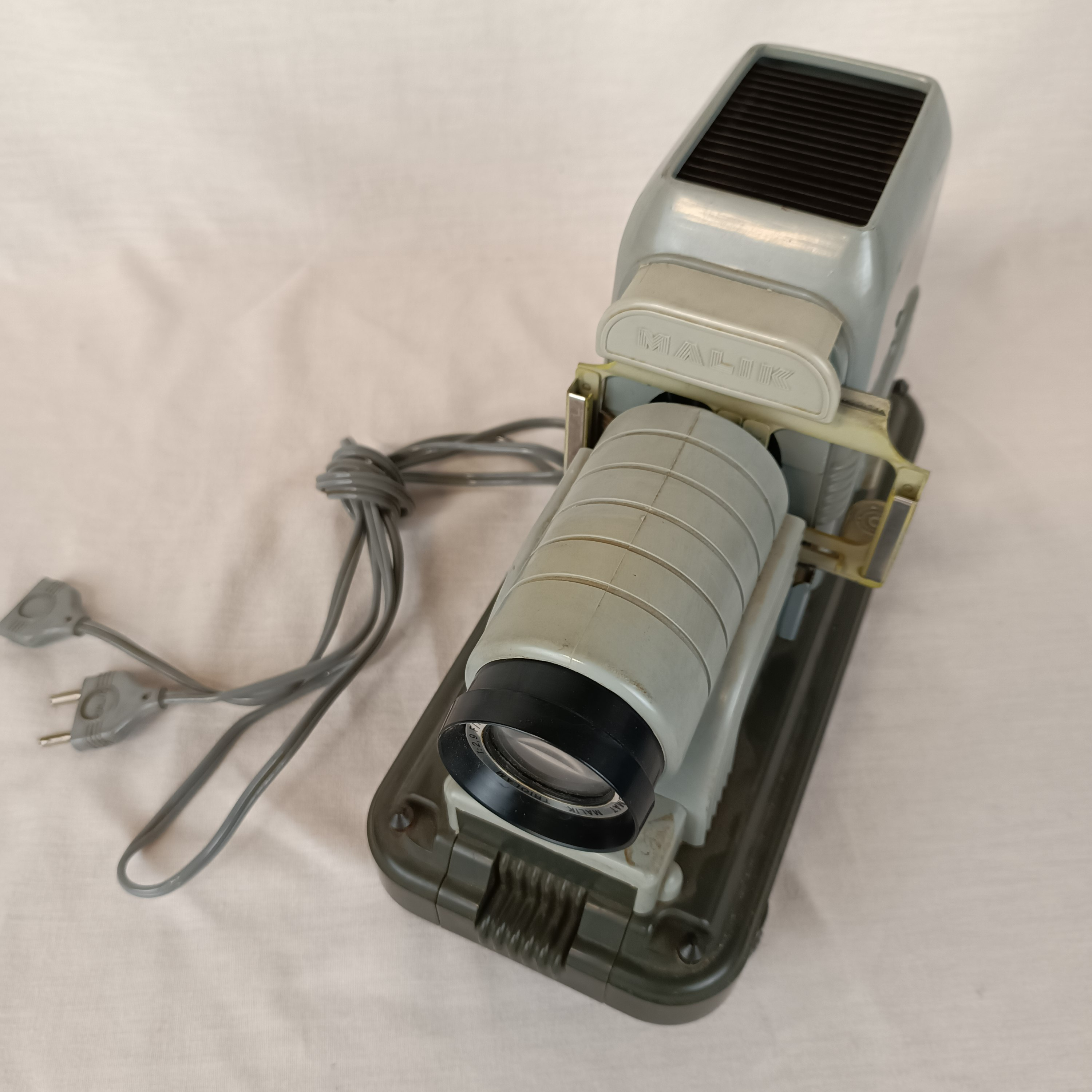 Ancien projecteur de diapositives MALIK (110 / 220 V) avec son cordon d'alimentation - Photo 4