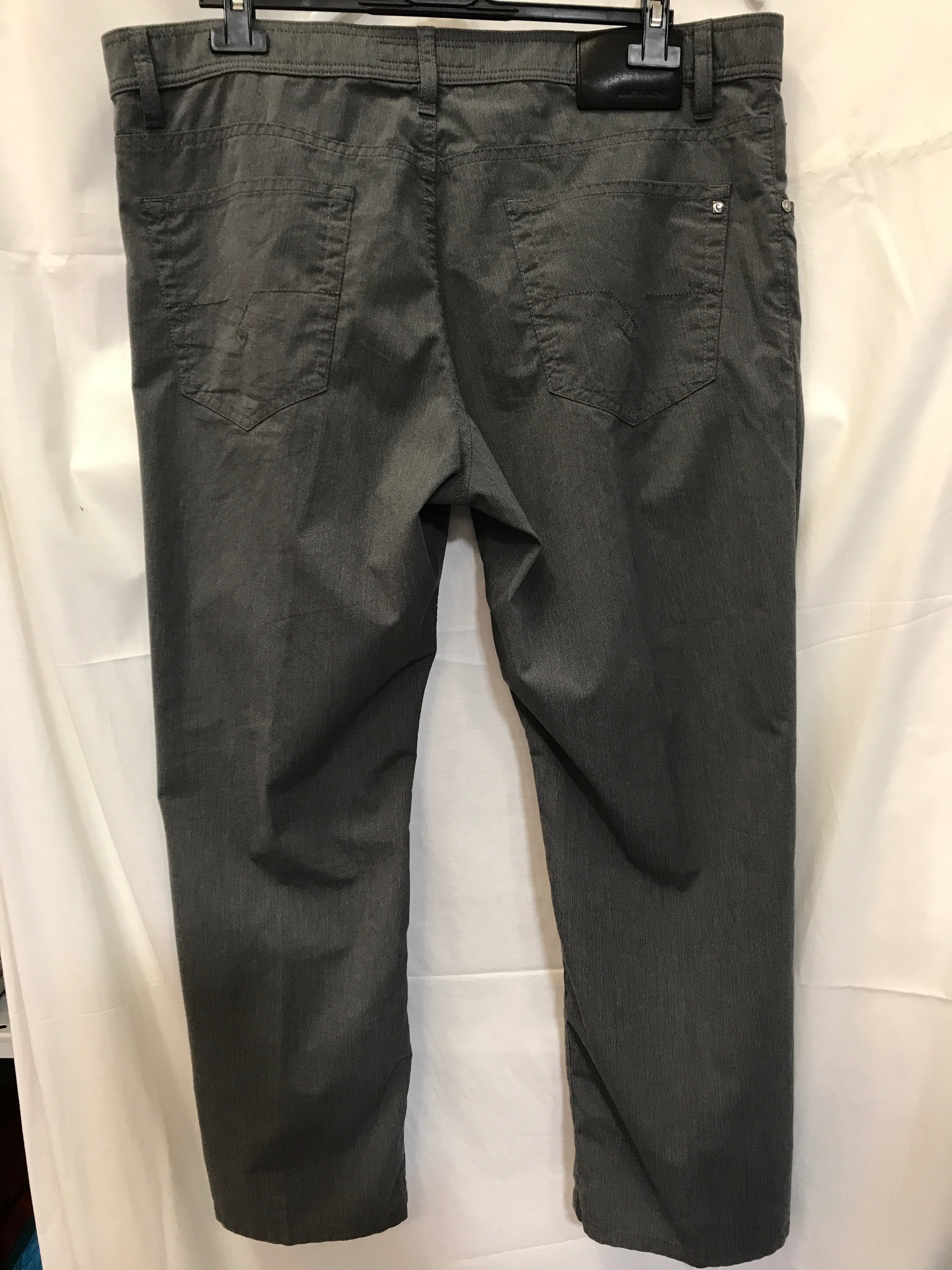 Voir photo 6 de Pantalon été gris coupe jeans « Pierre Cardin » T52L Pantalon été gris coupe jeans « Pierre Cardin » T52L Très bon état - Vue 6 -
