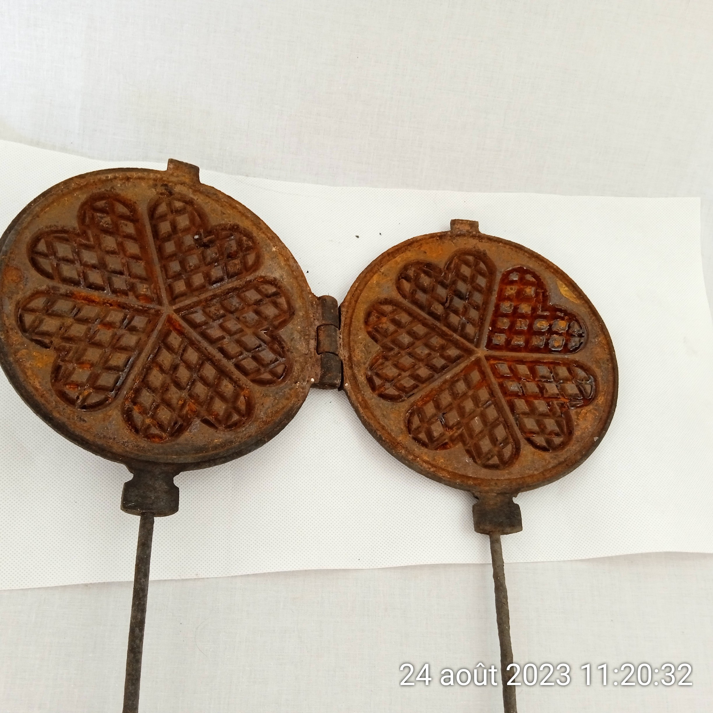 Ancien gaufrier trèfle cœur en fonte 73 cm  État correct - Vue 2 - 